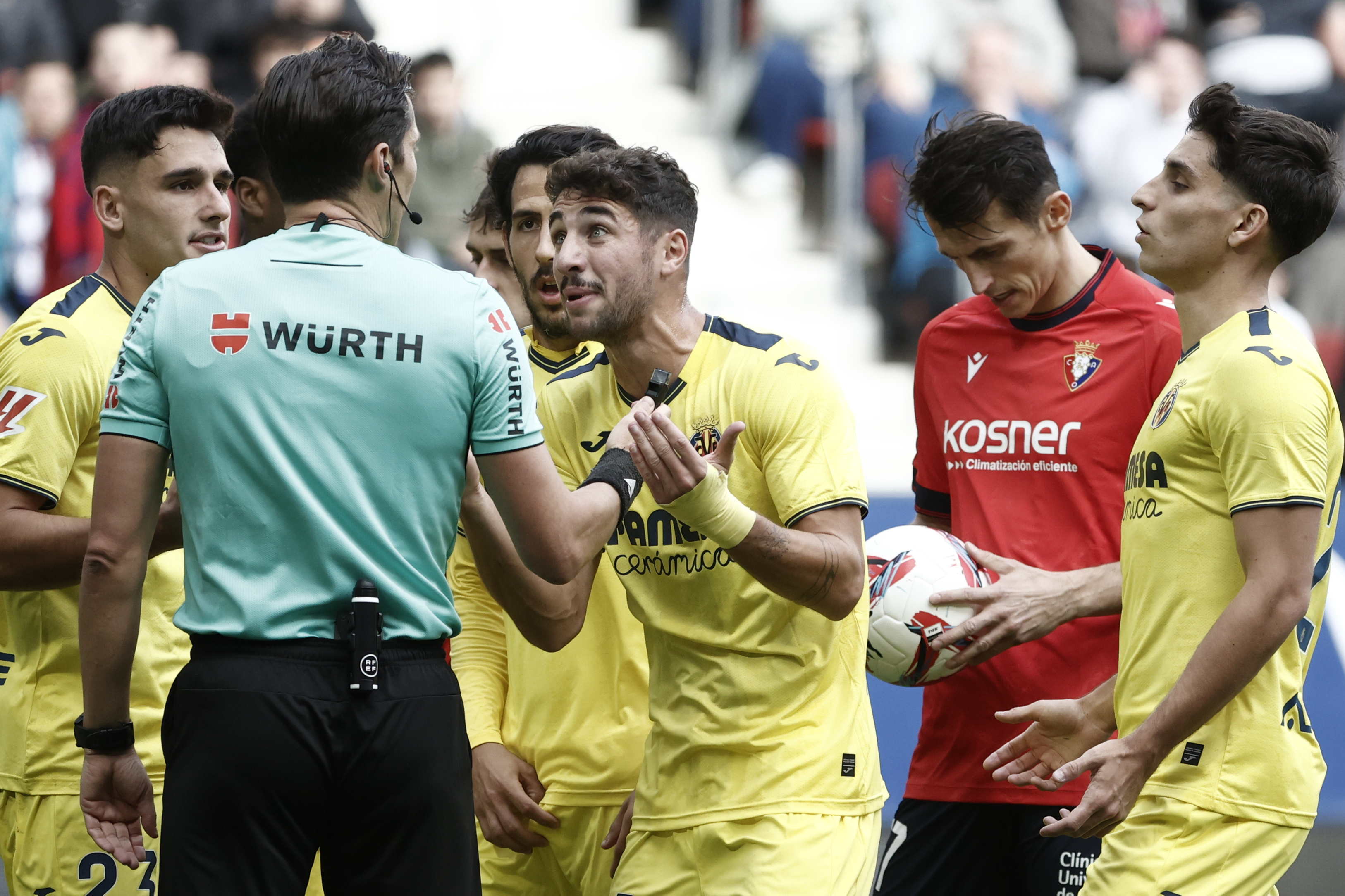 PAMPLONA, 24/11/2024.- Los jugadores del Villarreal protestan al árbitro Munuera Montero que ha señalado penalti durante el partido de la jornada 14 de Liga disputado ante Osasuna este domingo en el estadio de El Sadar. EFE/Jesús Diges
