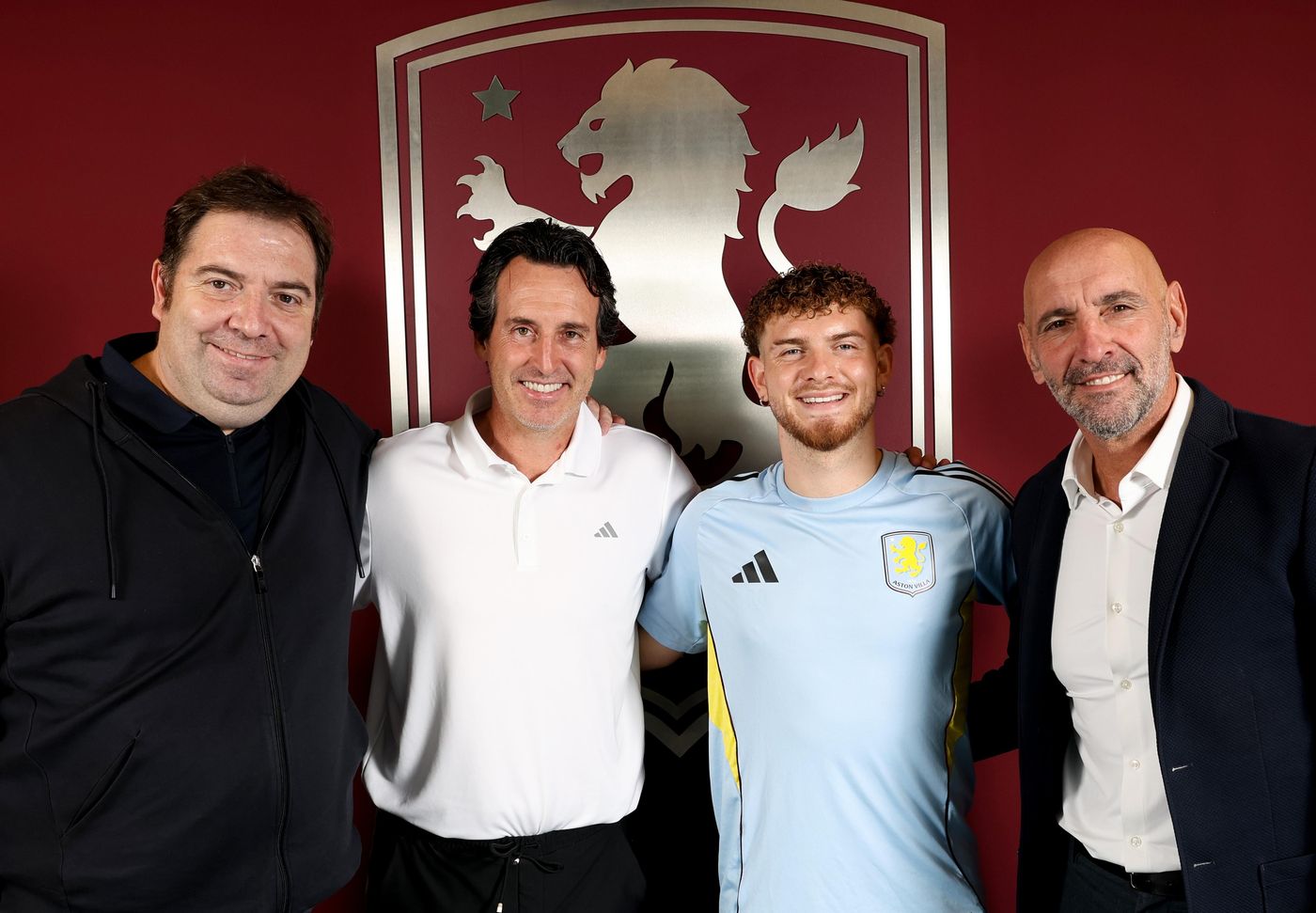 Damià Vidagany, Unai Emery, Harvey Elliott y Monchi (Aston Villa)