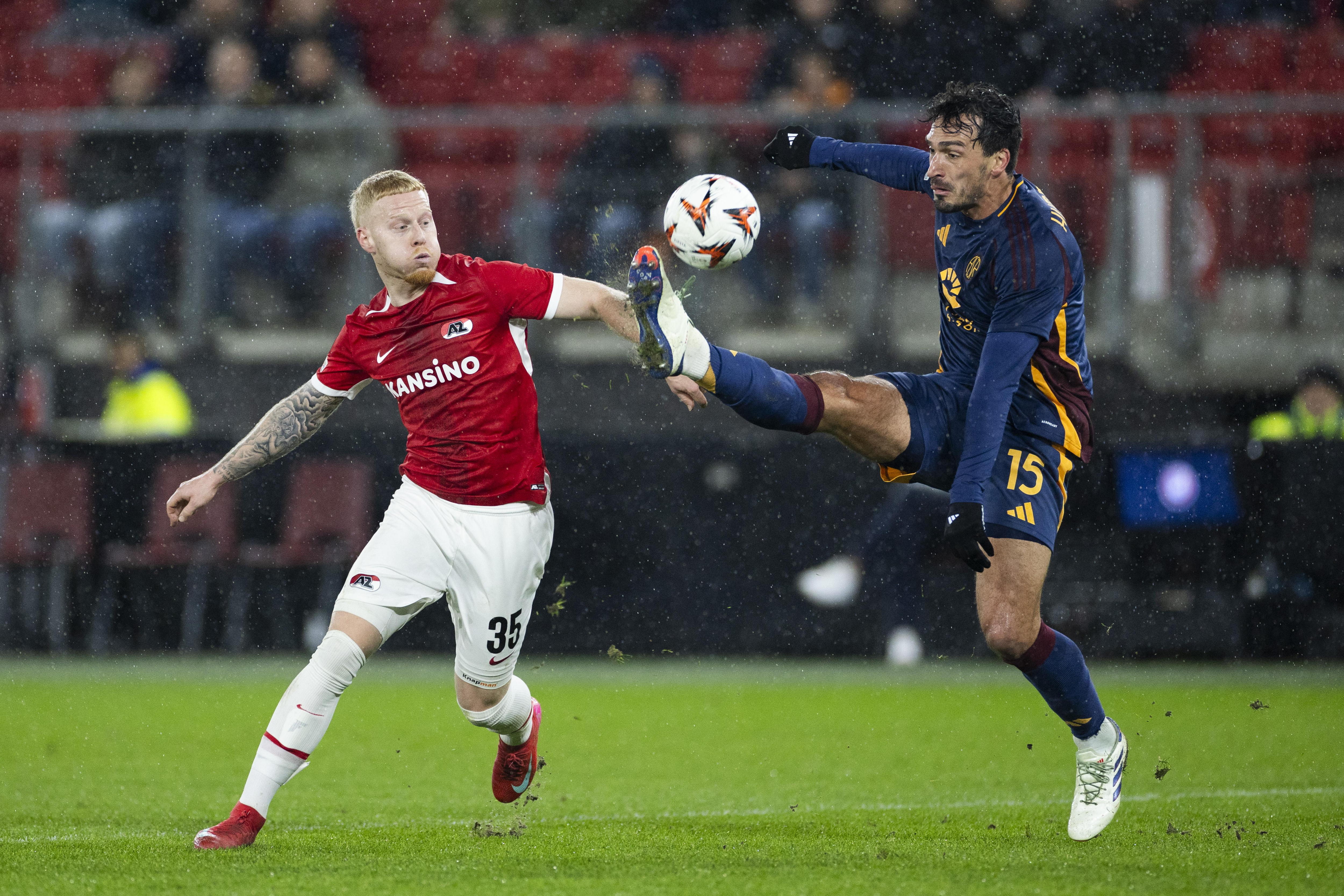 Alkmaar (Netherlands), 23/01/2025.- Mexx Meerdink of AZ Alkmaar (L) in action against Mats Hummels of AS Roma during the UEFA Europa League soccer match between AZ Alkmaar and AS Roma, in Alkmaar, the Netherlands, 23 January 2025. (Pases Bajos; Holanda) EFE/EPA/KOEN VAN WEEL
