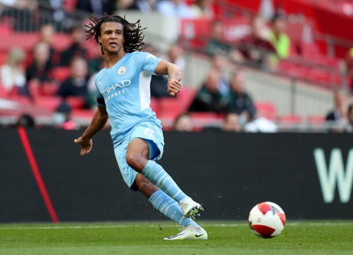 Nathan Aké, en un partido con el Manchester City.