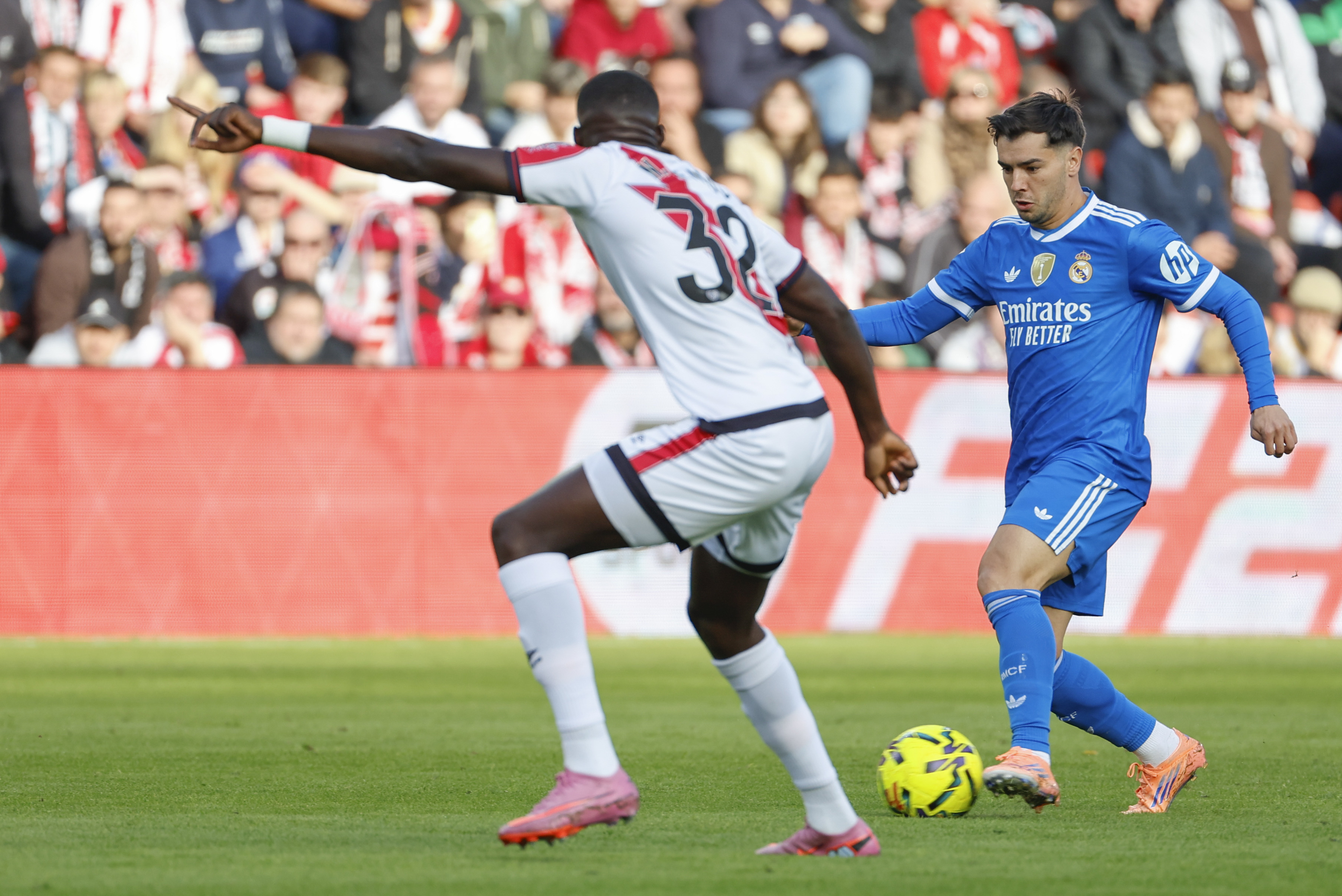 MADRID, 09/11/2025.- El defensa senegalés del Rayo Vallecano Nobel Mendy pelea un balón ante el centrocampista del Real Madrid Brahim Díaz (d) durante el partido de la jornada 12 de LaLiga EA Sports que Rayo Vallecano y Real Madrid disputan este domingo en el Estadio de Vallecas, en la capital española. EFE/ Mariscal