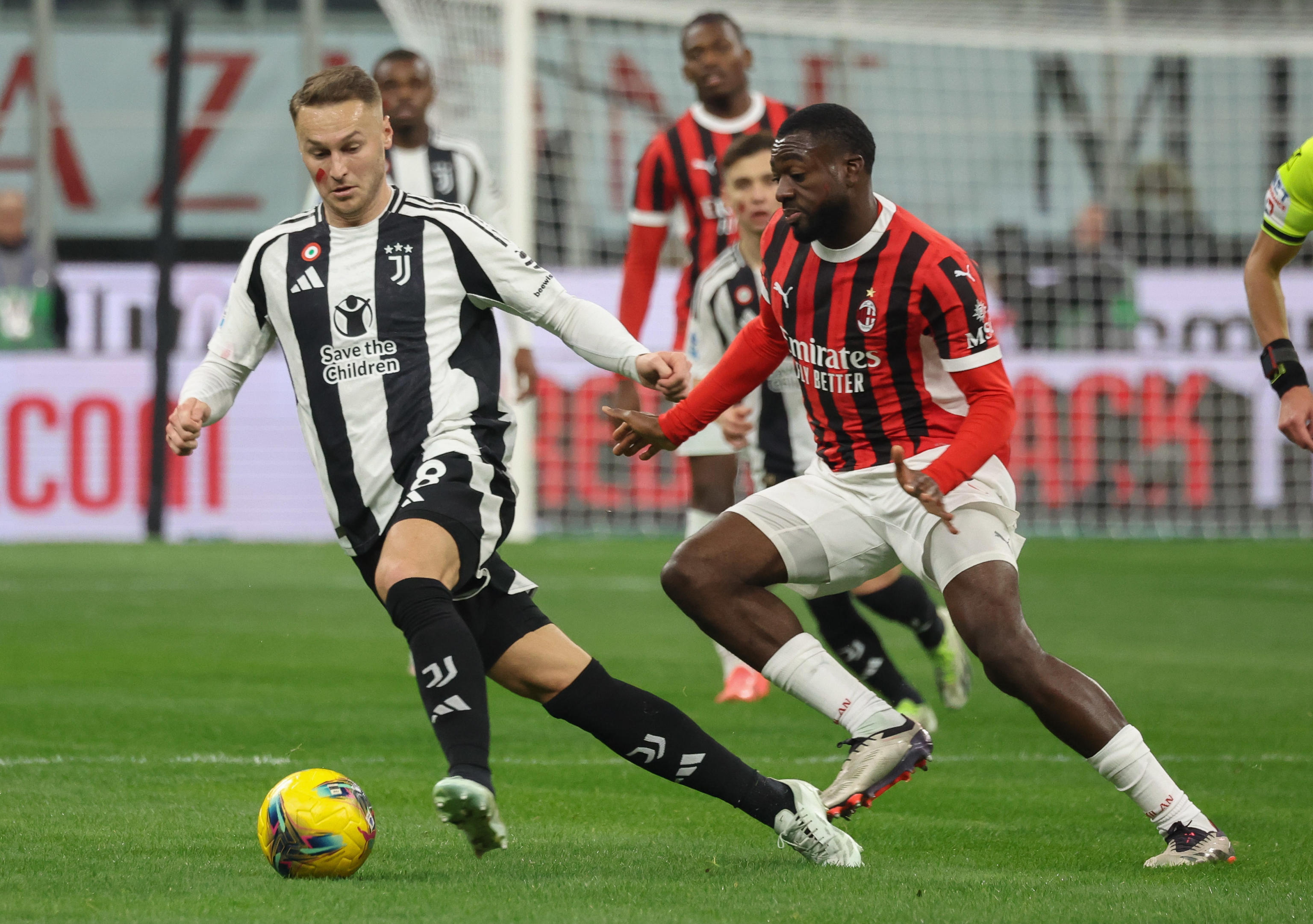 Milan (Italy), 23/11/2024.- Juventus FC's midfielder Teun Koopmeiners in action against AC Milan's defender Emerson Royal during the Italian Serie A soccer match AC Milan vs Juventus FC at Giuseppe Meazza Stadium in Milan, Italy, 23 November 2024. (Italia) EFE/EPA/ROBERTO BREGANI
