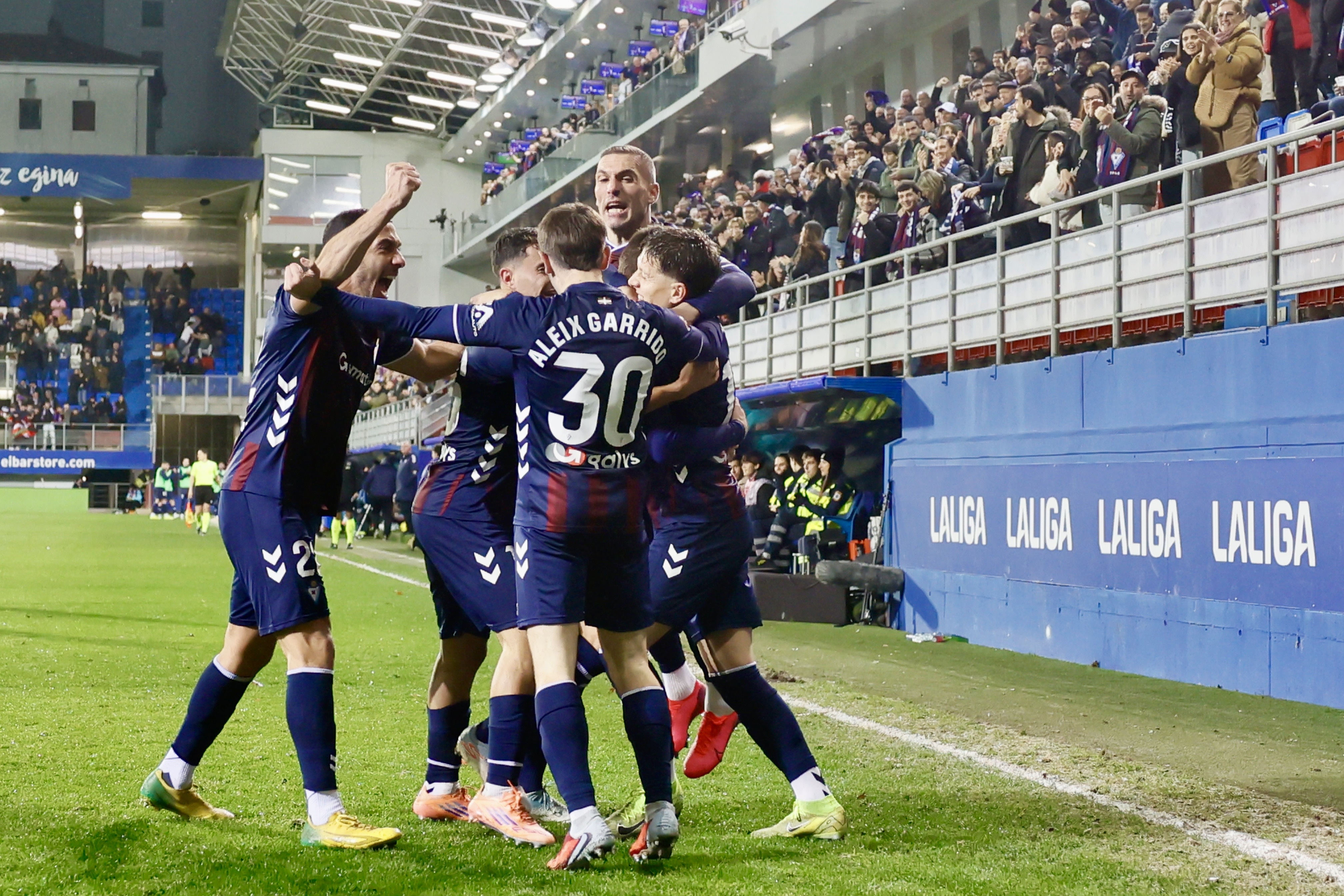 El Eibar se regala una alegría en el mando fugaz de Sisi