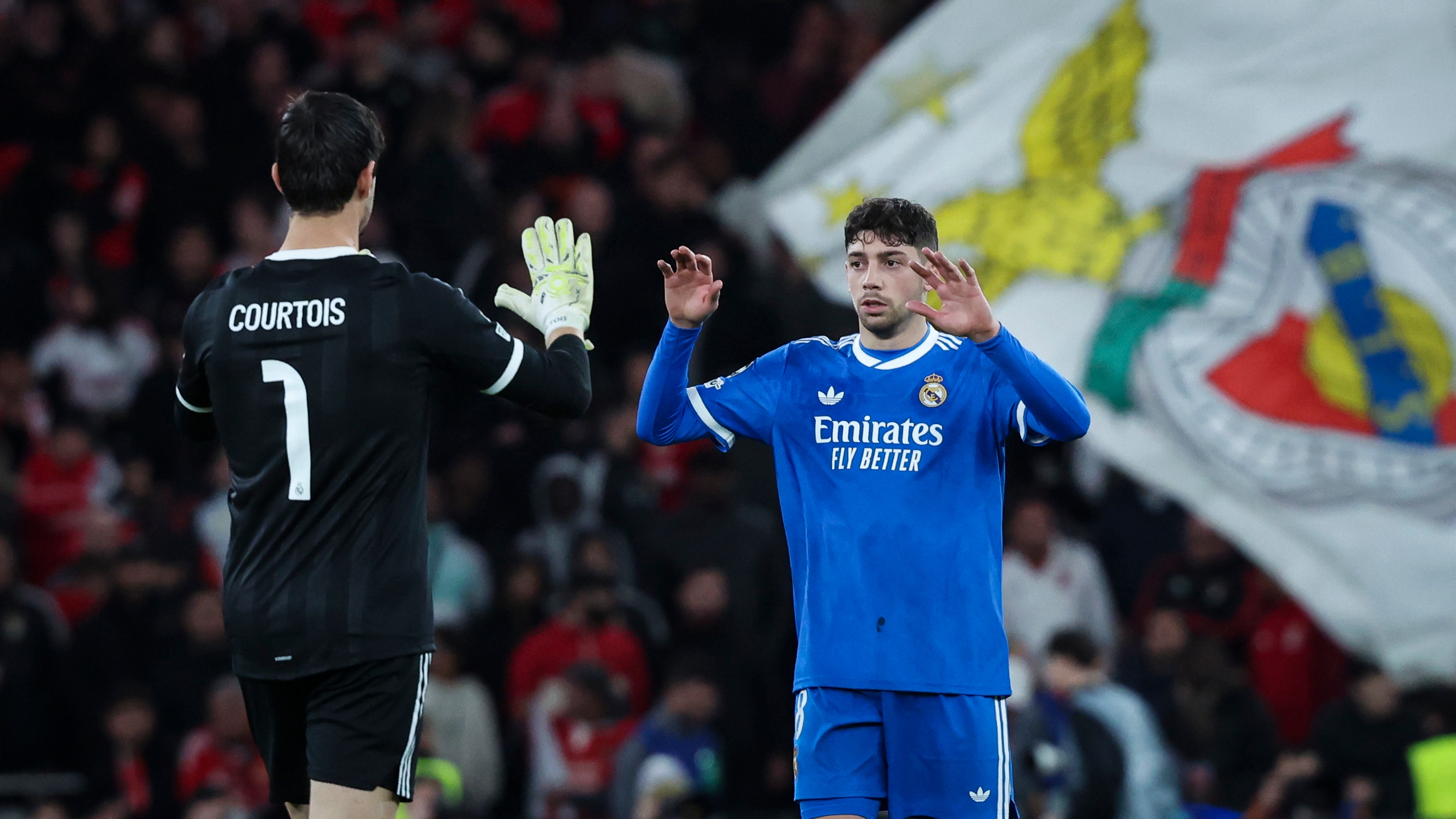 Lisbon (Portugal), 17/02/2026.- Real Madrid's goalkeepr Thibaut Courtois and Federico Valverde (R) celebrate at the end of the UEFA Champions League soccer match between Benfica and Real Madrid, in Lisbon, Portugal, 17 February 2026. (Liga de Campeones, Lisboa) EFE/EPA/JOSE SENA GOULAO
