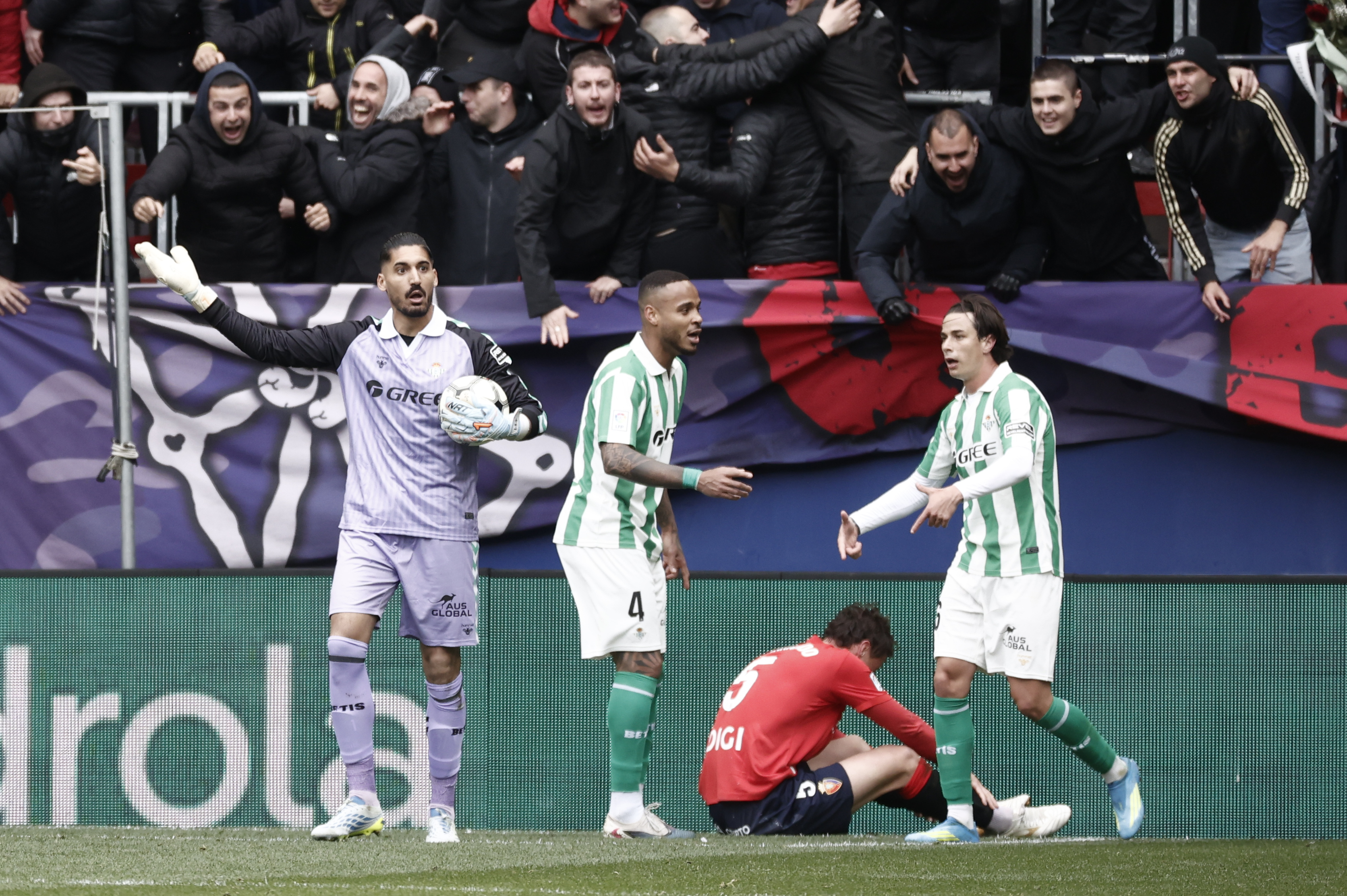 PAMPLONA, 12/04/2026.- Los jugadores del Real Betis protestan la decisión arbitral, que pita penalti cometido sobre Herrando (2d), durante el partido de Liga que Real Betis y Osasuna disputan este domingo en el estadio de El Sadar. EFE/Jesús Diges
