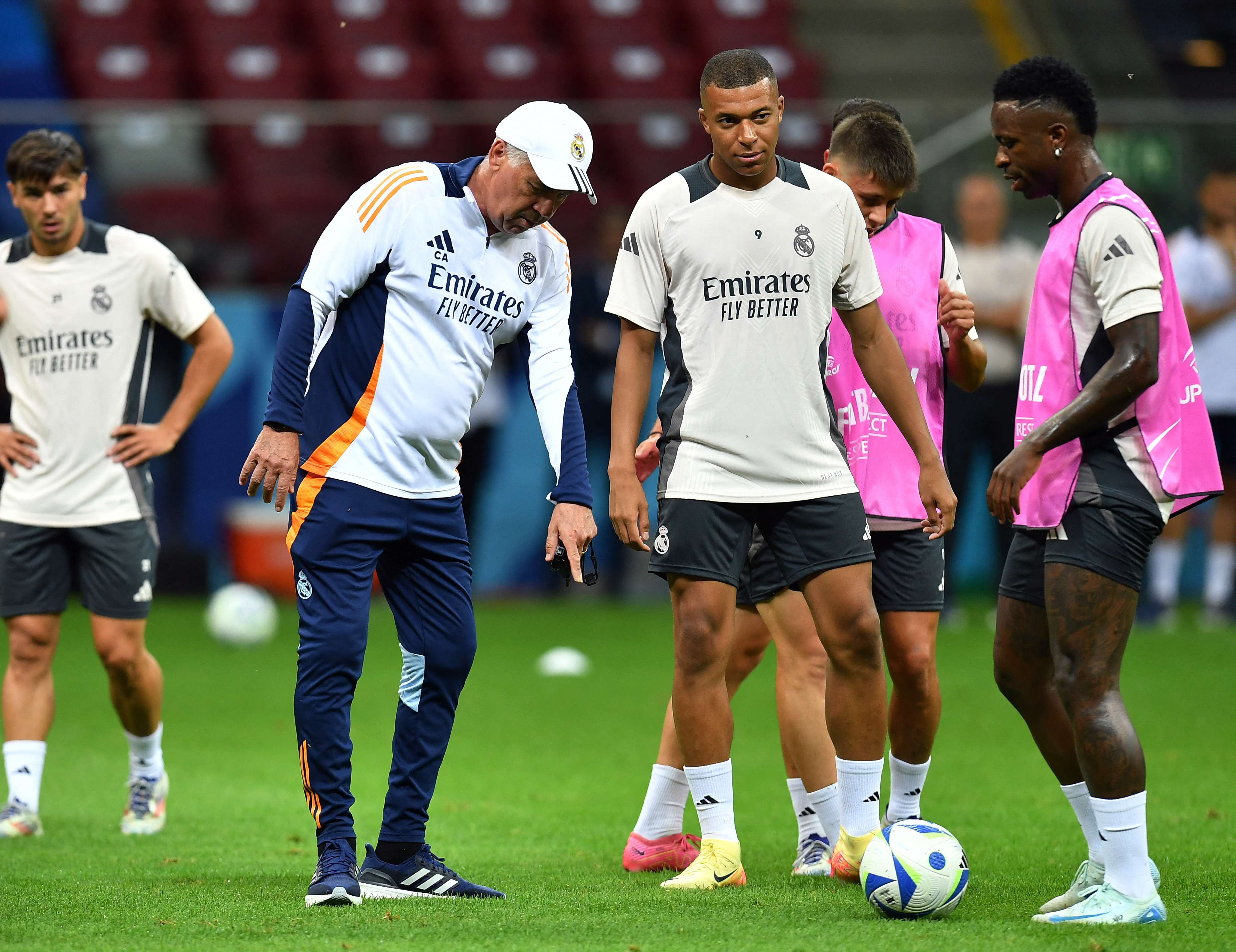 Soccer Football - UEFA Super Cup - Real Madrid Training - National Stadium, Warsaw, Poland - August 13, 2024 Real Madrid coach Carlo Ancelotti, Vinicius Junior and Kylian Mbappe during training REUTERS/Jennifer Lorenzini