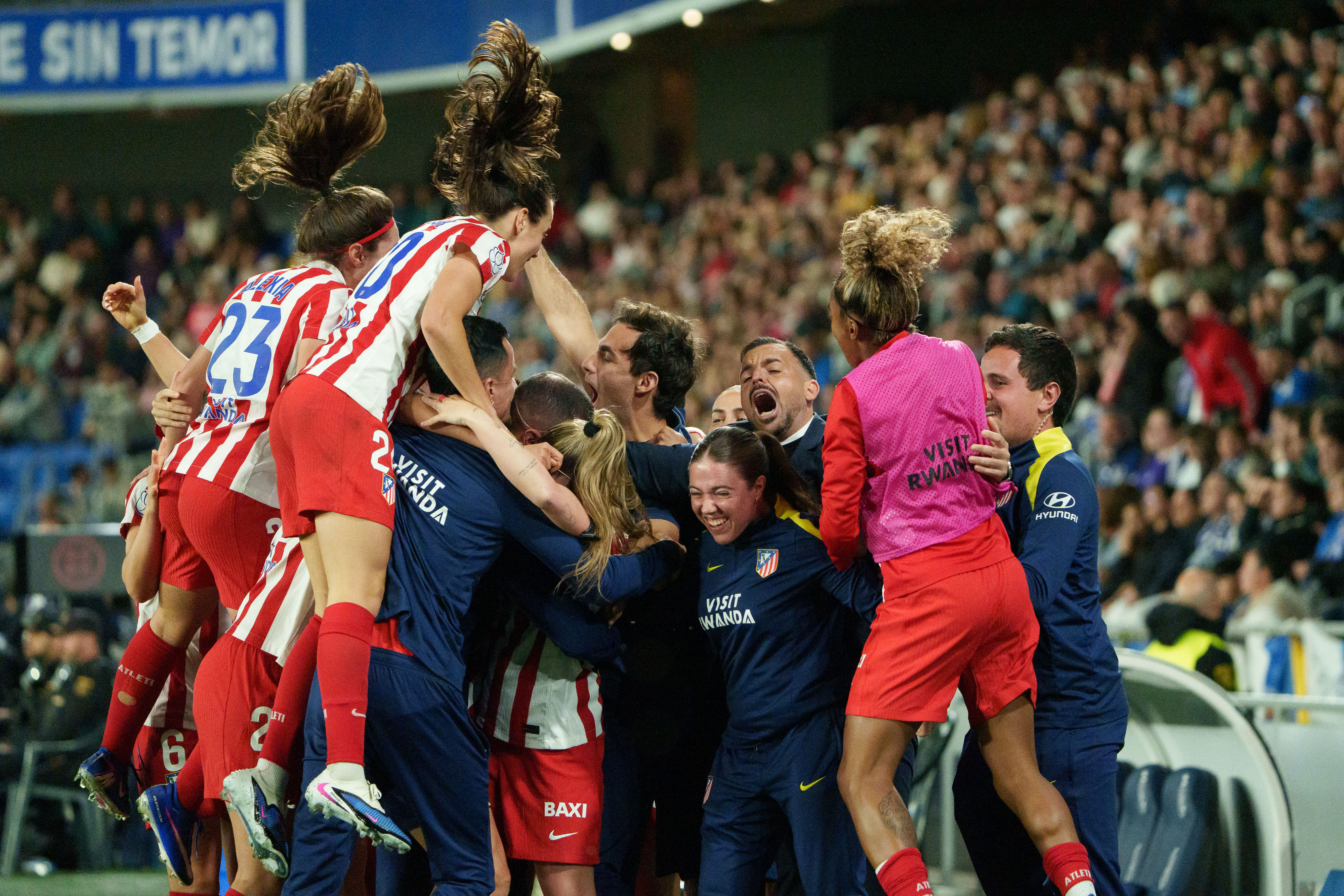 SANTA CURZ DE TENERIFE, 17/03/2026.- Las jugadoras del Atlético de Madrid celebran el gol conseguido ante el Costa Adeje Tenerife, durante el partido de vuelta de las semifinales de la Copa de la Reina que se disputa este martes en el Estadio Heliodoro Rodríguez López de Santa Cruz de Tenerife. EFE/Ramón de la Rocha
