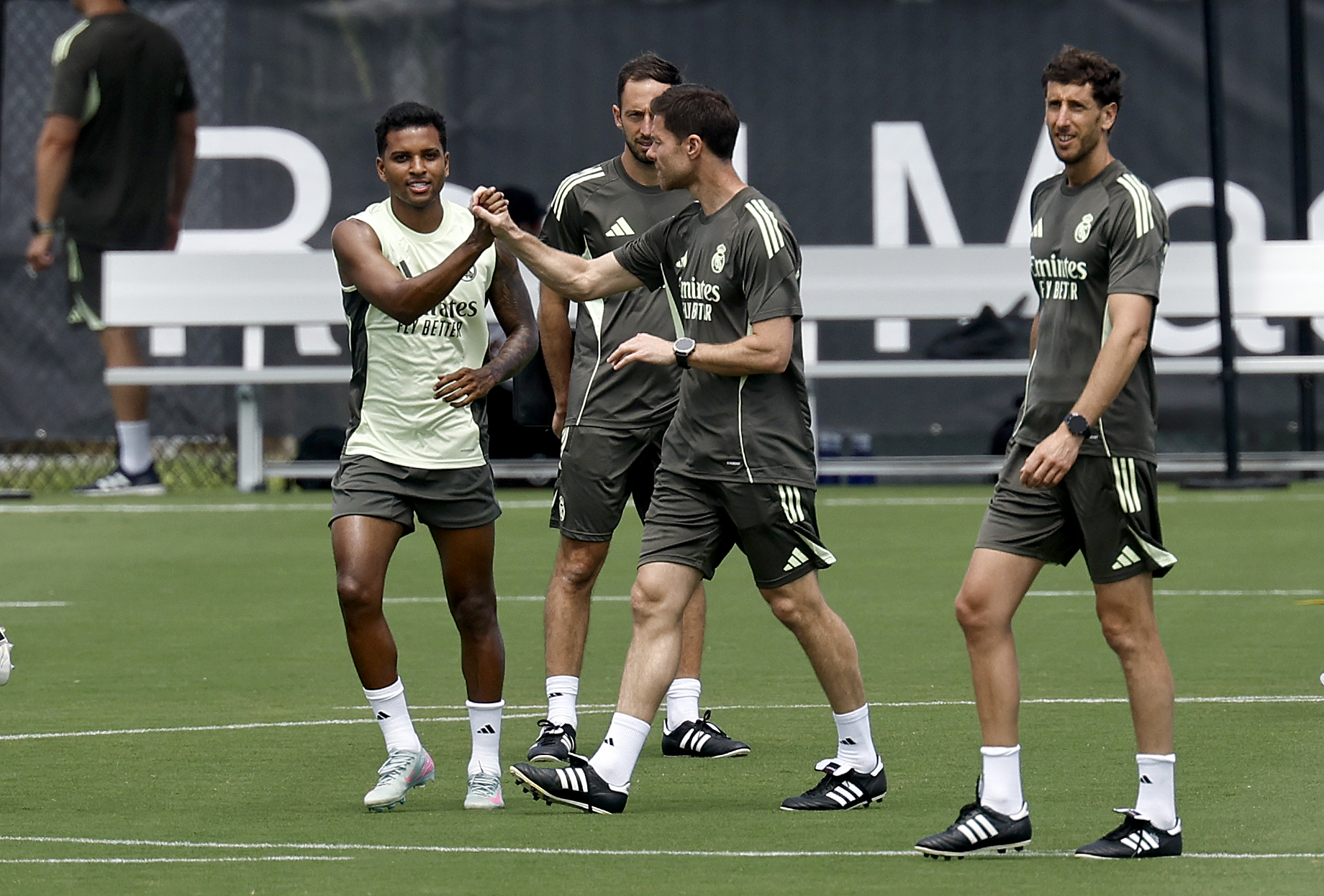 17/06/25 MUNDIALITO MUNDIAL DE CLUBES EEUU 2025
ENTRENAMIENTO REAL MADRID 
SALUDO XABI ALONSO ENTRENADOR RODRYGO GOES 