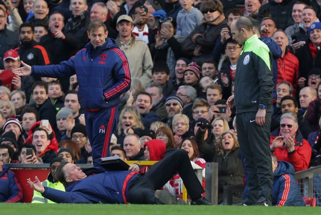 Van Gaal, contra la flema británica y la osteoporosis
