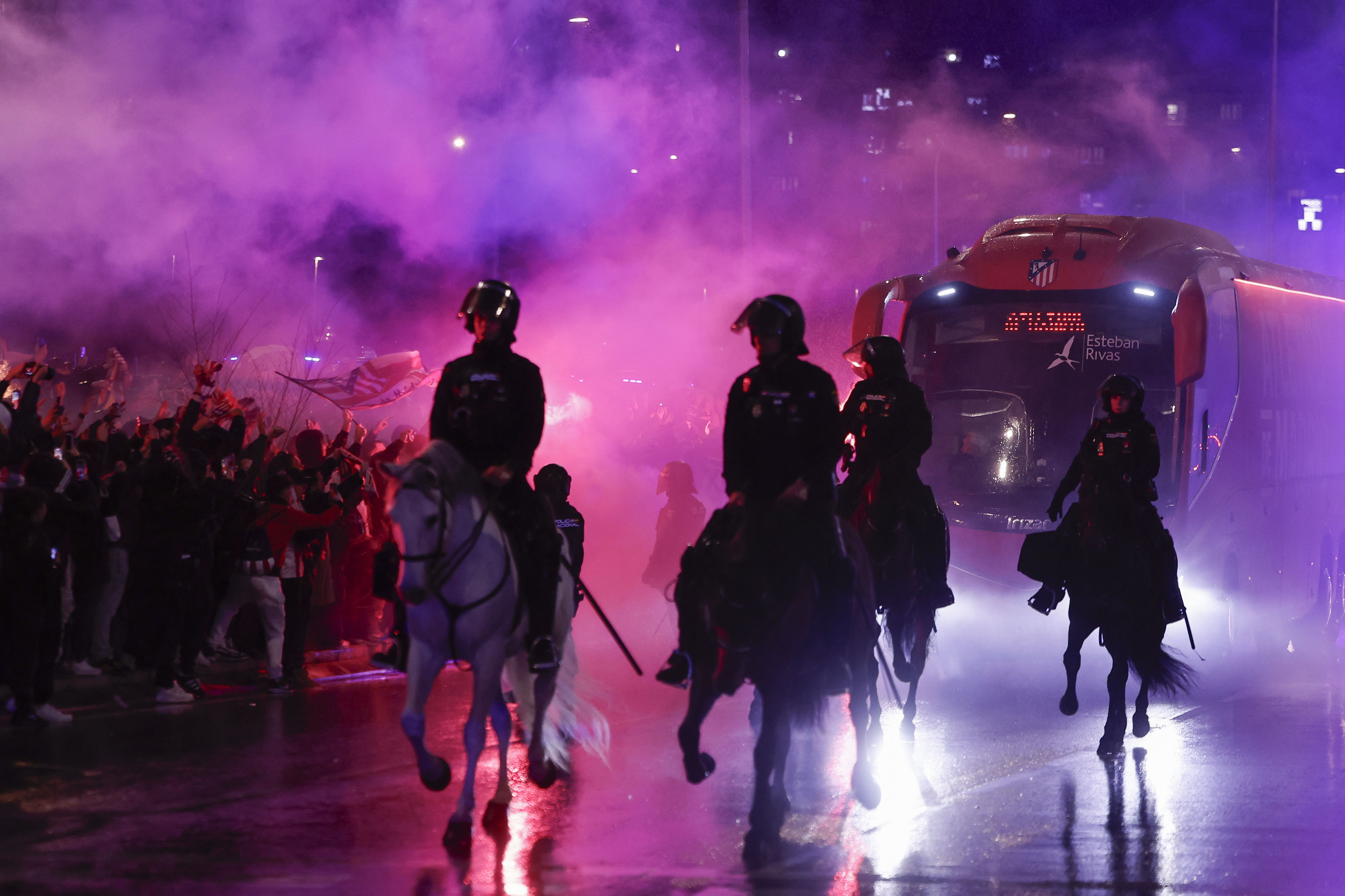MADRID, 10/03/2026.- Llegada del autobús del Atlético de Madrid al estadio Metropolitano, antes del partido de ida de octavos de final de la Liga de Campeones entre el Atlético de Madrid y el Tottenham Hotspur. EFE/ Sergio Pérez
