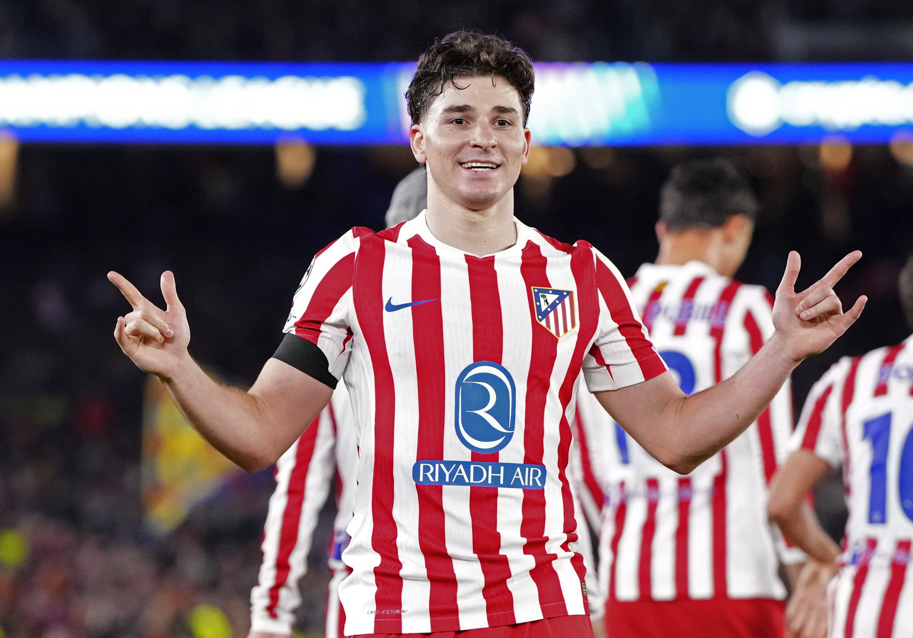 Julián Alvarez celebra el tanto.