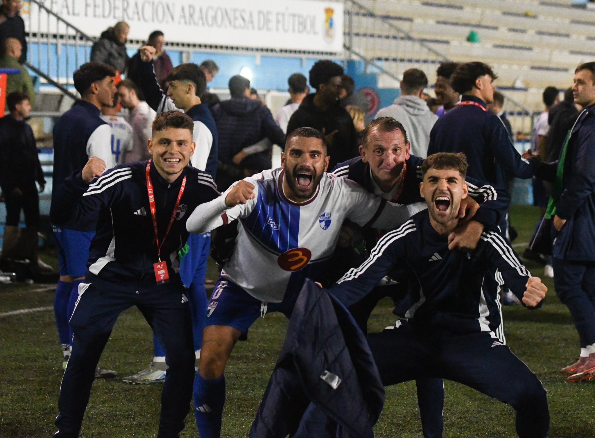 29/10/2025 - Ebro vs Tarazona - Borja Romero celebra junto a varios compañeros el pase a la siguiente ronda copera