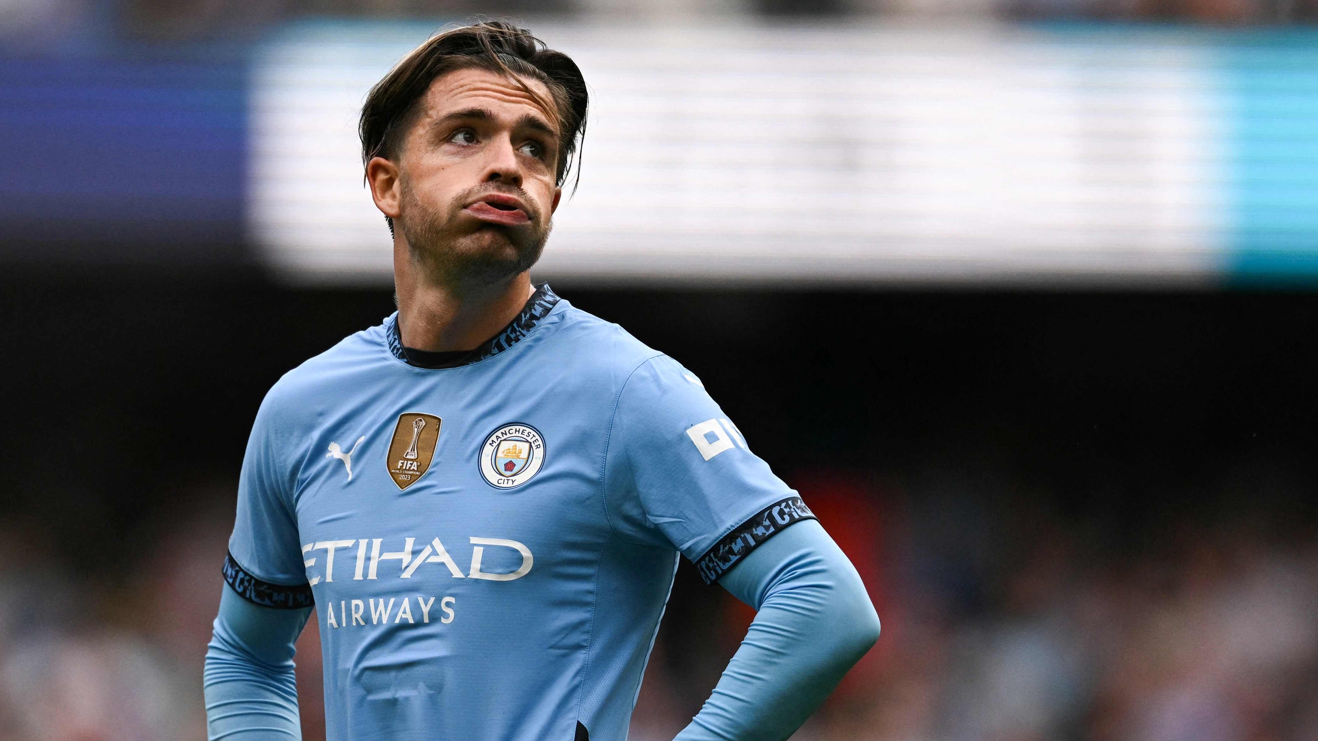 Jack Grealish, jugador del Manchester City, se lamenta durante un partido.