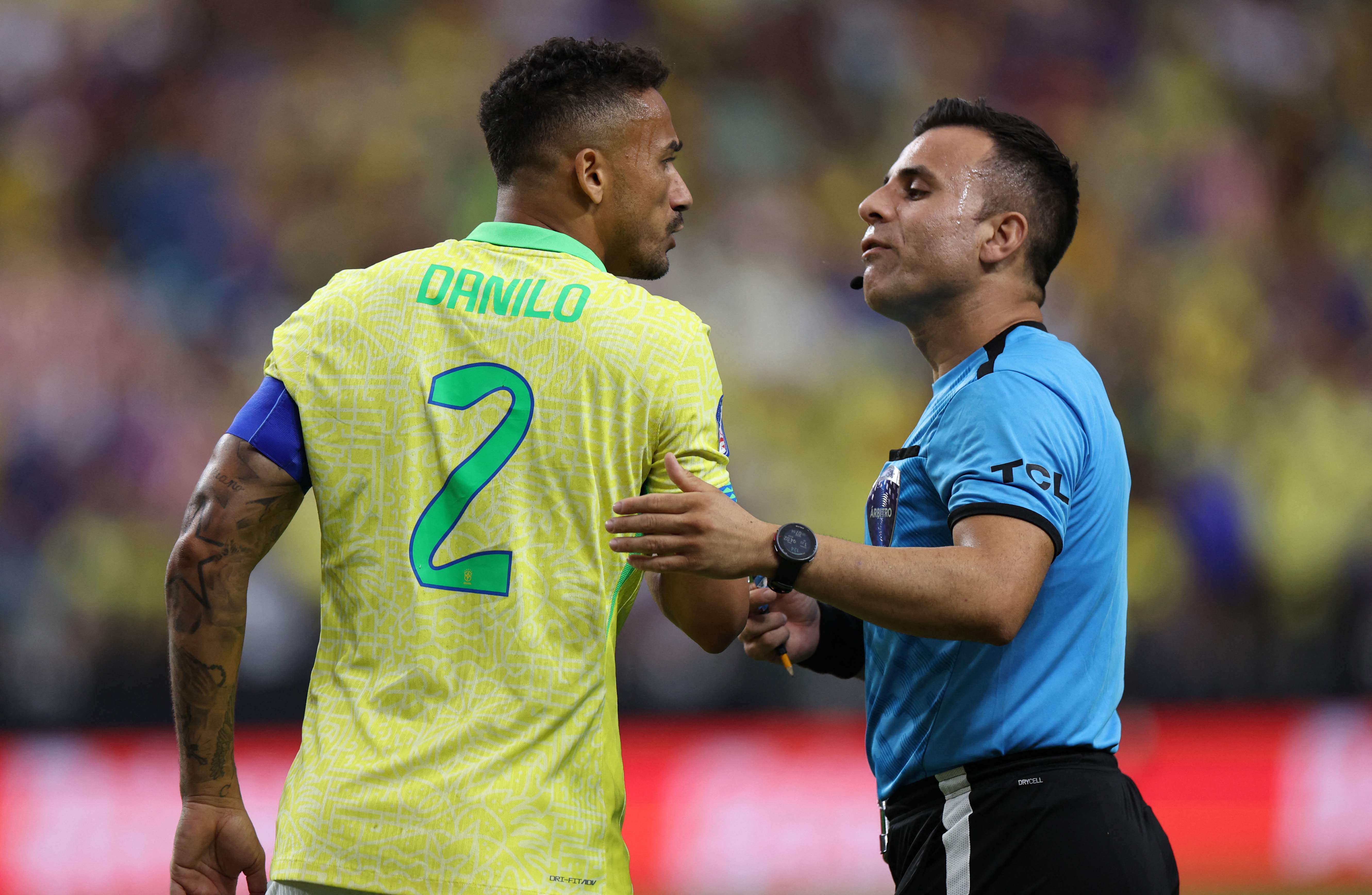 LAS VEGAS, NEVADA - JUNE 28: Danilo of Brazil argues with referee Piero Maza during the CONMEBOL Copa America 2024 Group D match between Paraguay and Brazil at Allegiant Stadium on June 28, 2024 in Las Vegas, Nevada.   Buda Mendes/Getty Images/AFP (Photo by Buda Mendes / GETTY IMAGES NORTH AMERICA / Getty Images via AFP)