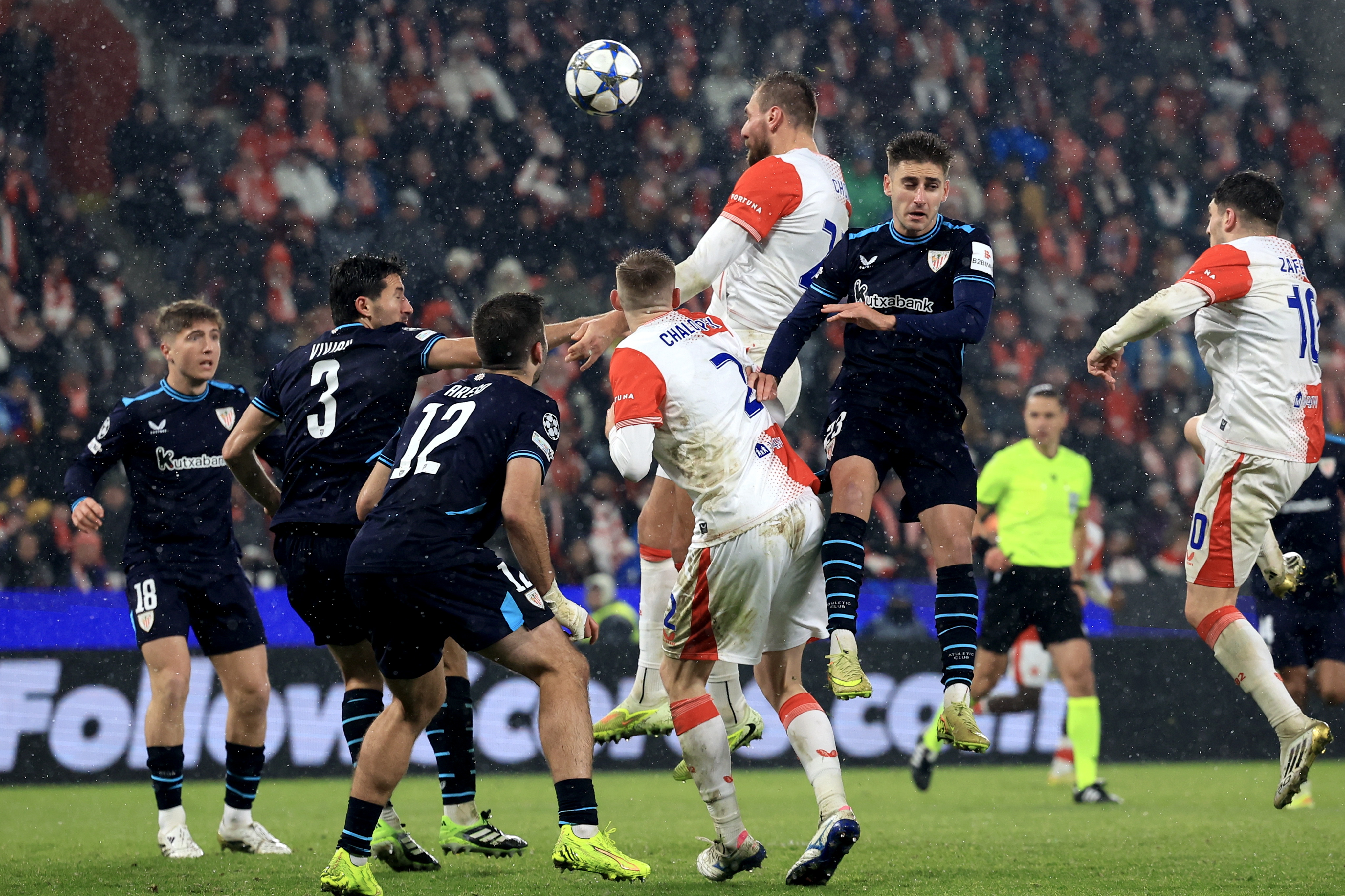PRAGUE (Czech Republic), 25/11/2025.- Slavia's Tomas Chory (C) in action against Athletic Club's Robert Navarro (C-R) during the UEFA Champions League league phase match between Slavia Praha and Athletic Cub in Prague, Czech Republic, 25 November 2025. (Liga de Campeones, República Checa, Praga) EFE/EPA/MARTIN DIVISEK