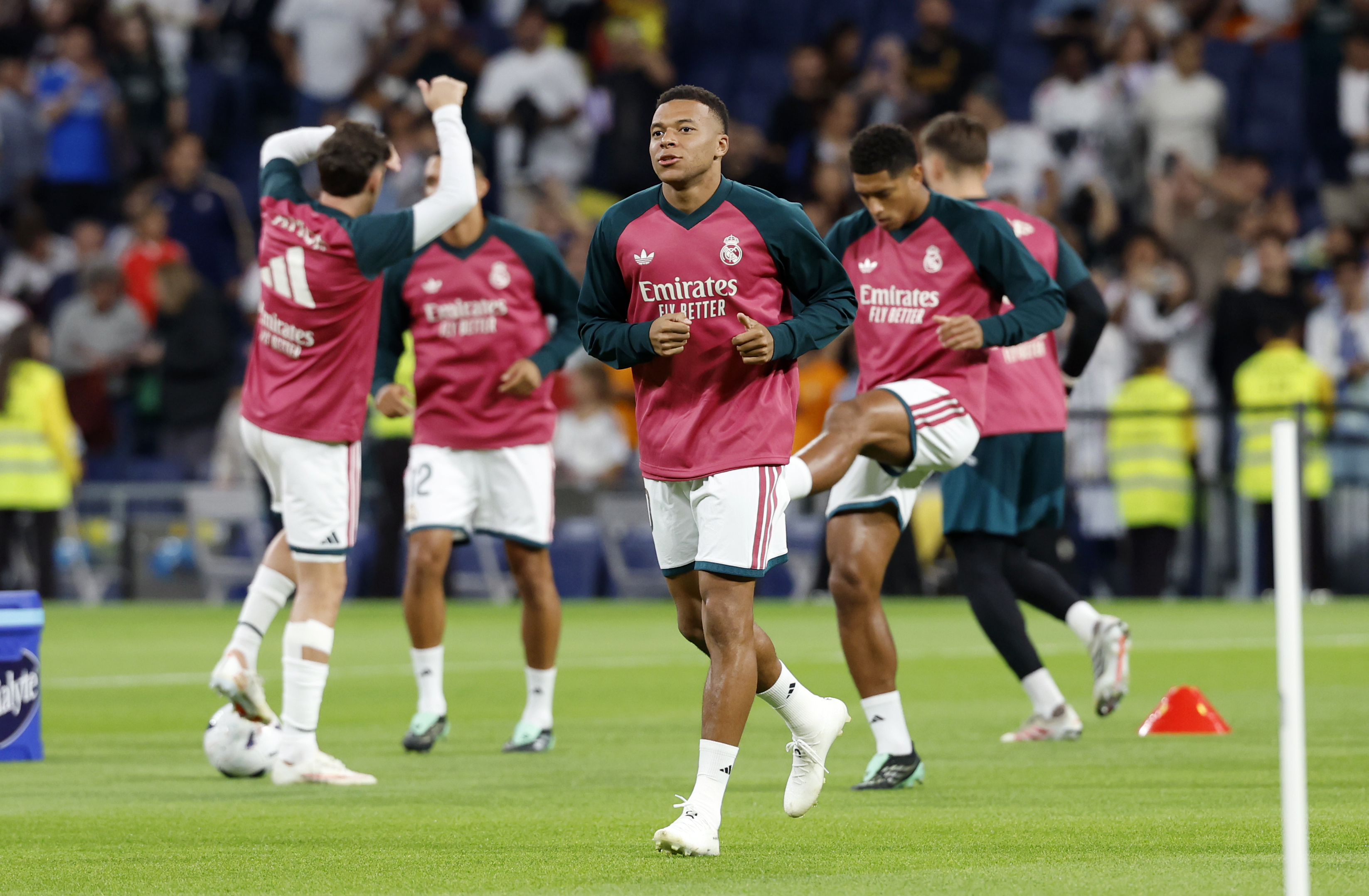 10/10/26 PARTIDO PRIMERA DIVISION JORNADA 8 REAL MADRID - VILLARREAL CALENTAMIENTO KYLIAN MBAPPE