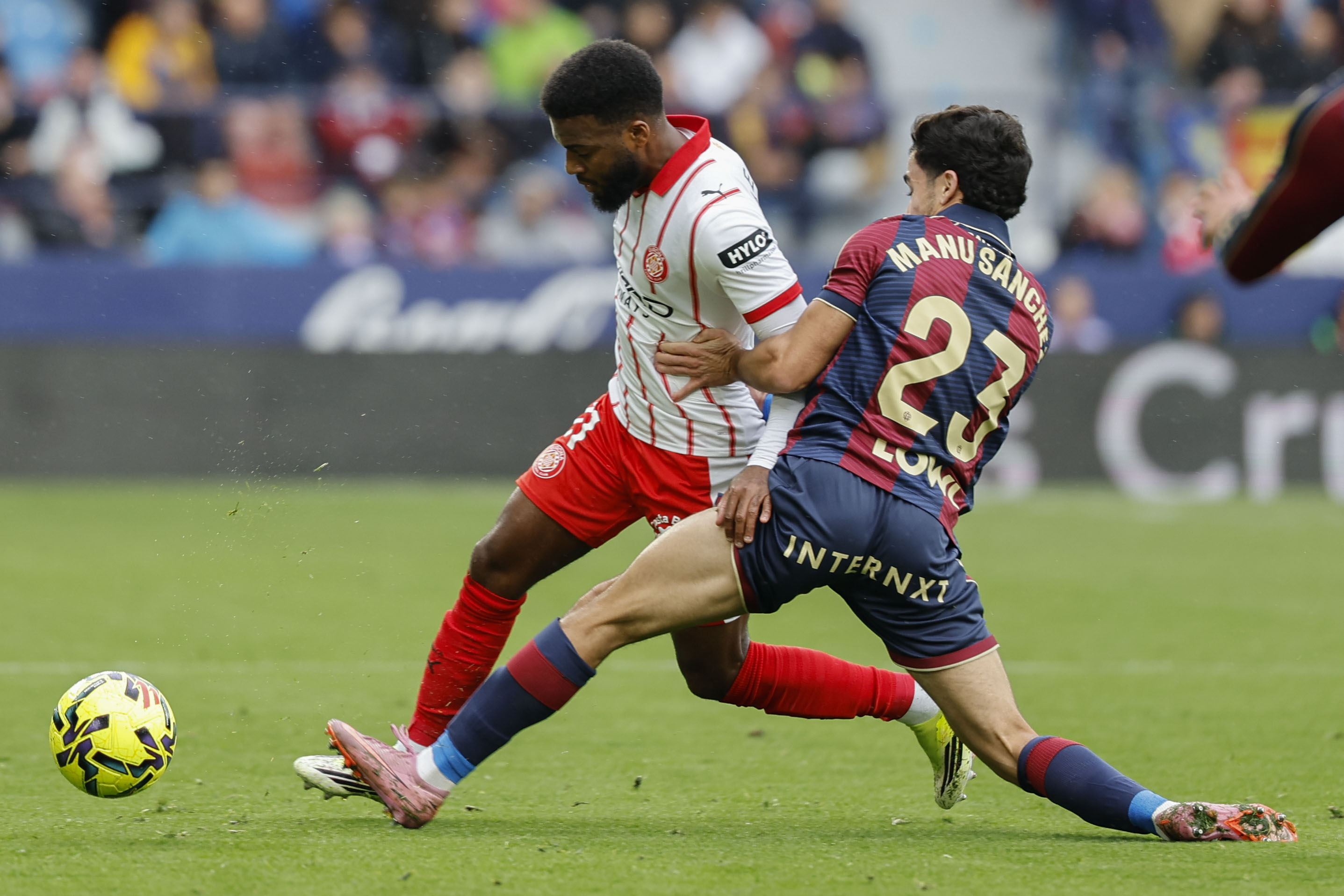 VALENCIA, 07/03/2026.- El centrocampista francés del Girona Thomas Lemar (i) pelea un balón con el centrocampista del Levante Manu Sánchez durante el partido de LaLiga entre el Levante y el Girona, este sábado en el estadio Ciutat de Valencia. EFE/ Ana Escobar
