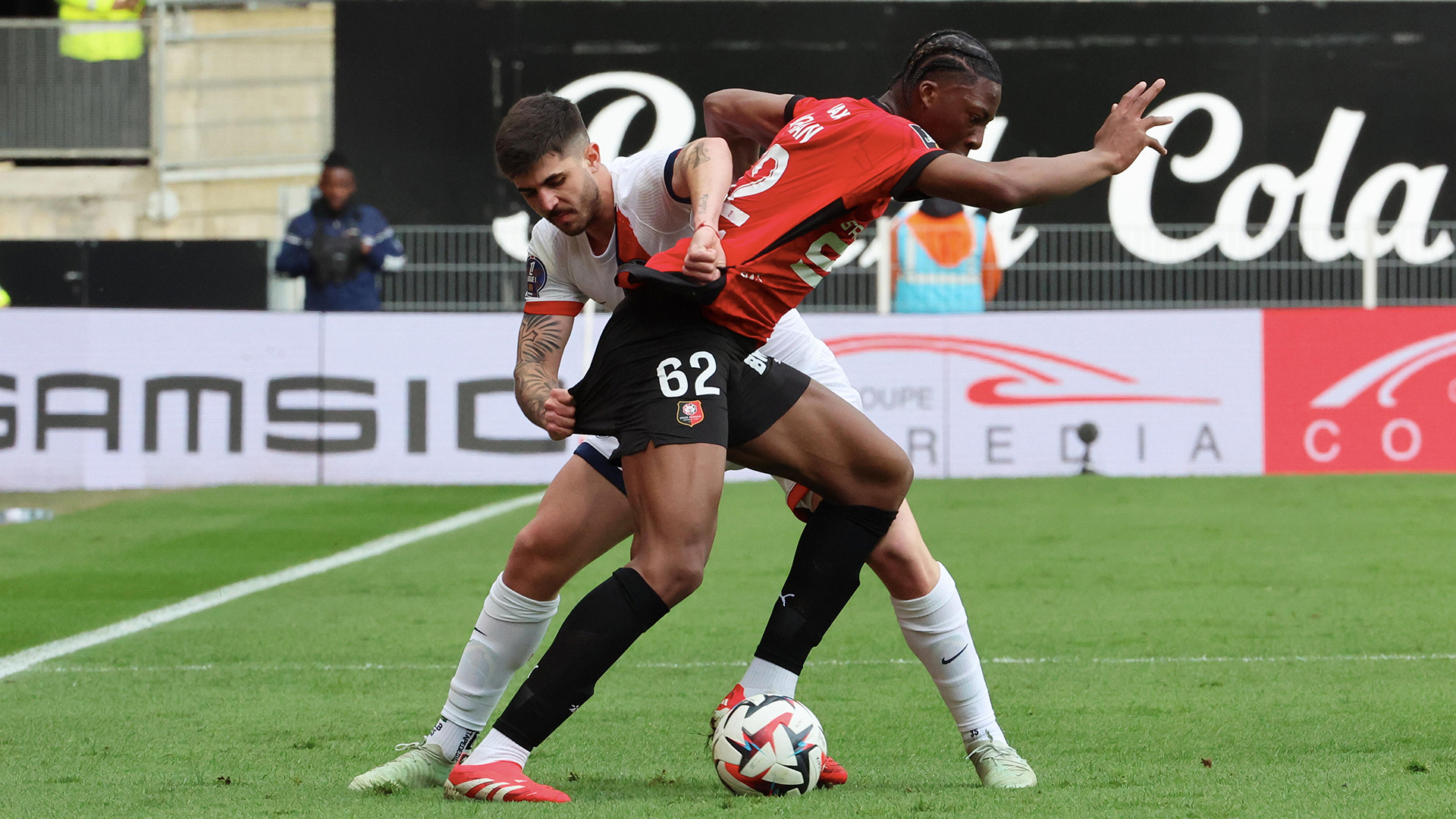 Mohamed Kader Meïté juega como delantero centro en el Stade Rennais FC. Posee una gran altura (1.92 m) y un físico imponente. Ha representado a la selección francesa en categorías juveniles (Sub-16, Sub-17 y Sub-19).