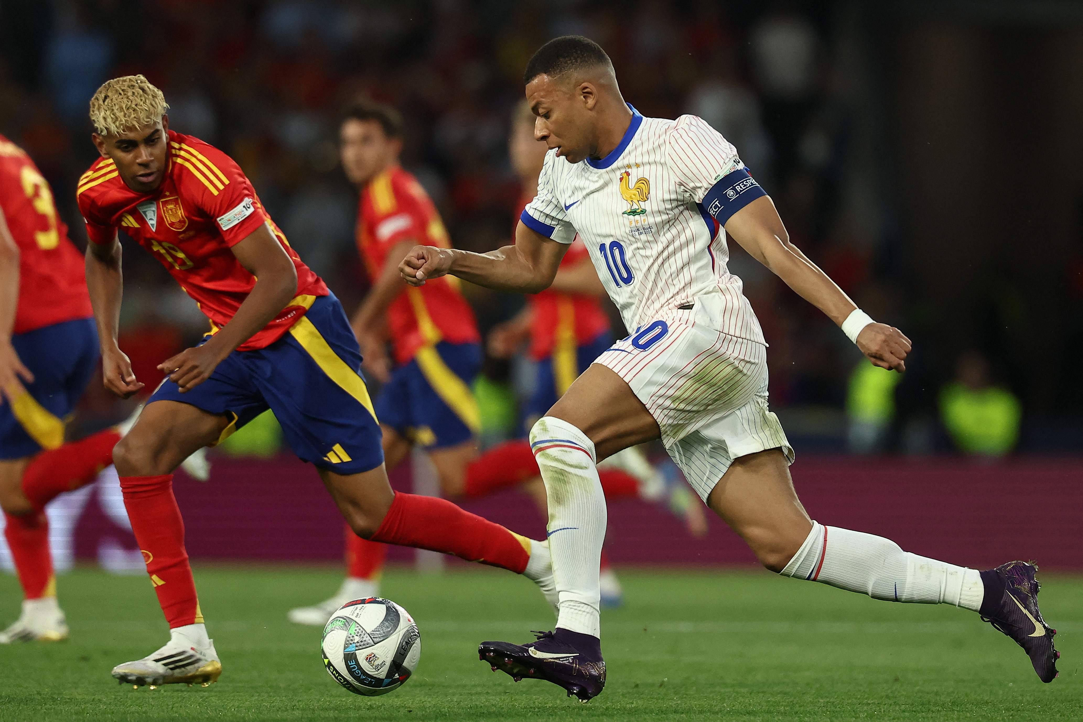 France's forward #10 Kylian Mbappe (R) and Spain's forward #19 Lamine Yamal vie for the ball during the UEFA Nations League semi-final football match between Spain and France in Stuttgart, southwestern Germany, on June 5, 2025. (Photo by FRANCK FIFE / AFP)