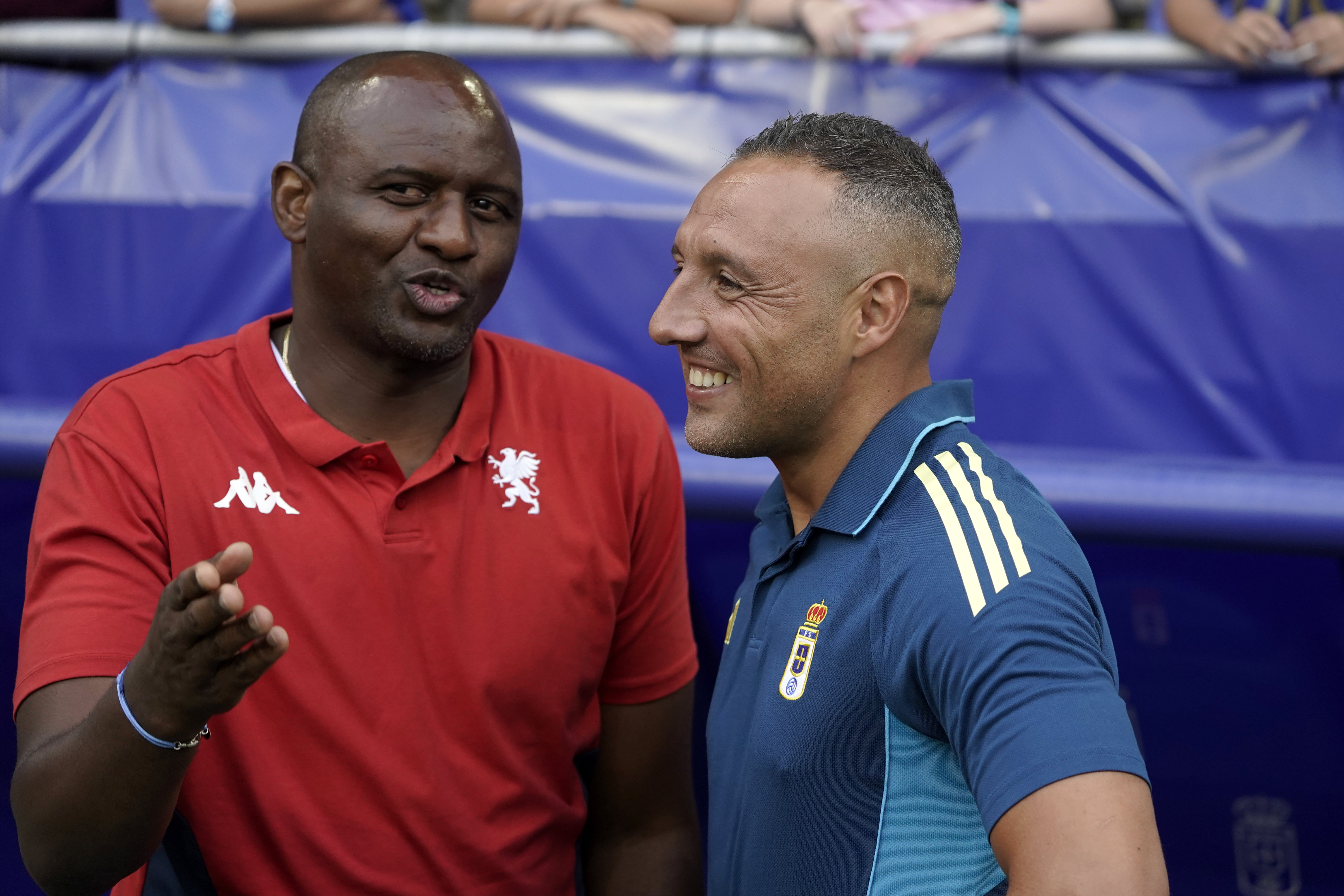 31/07/2025.- Oviedo.- FUTBOL OVIEDO. - Santi CAZORLA CON pATRICK vIEIRA entrenador del Genova. El Real Oviedo celebrará esta tarde en el Carlos Tartiere uno de los actos de su centenario, que se cumple el año que viene, en el que los azules disputarán un triangular ante dos equipos de máxima categoría como Villarreal y Génova y en el que se homenajeará al capitán Santi Cazorla.
Los actos arrancarán a las 19:00 horas en el Carlos Tartiere y se disputarán tres partidos de 45 minutos cada uno: el primero será el Villarreal-Génova, el segundo el Real Oviedo-Génova y el tercero el Real Oviedo-Villarreal, partido que también se dará en La Cerámica en la jornada inaugural de la primera división. EFE/Paco Paredes 