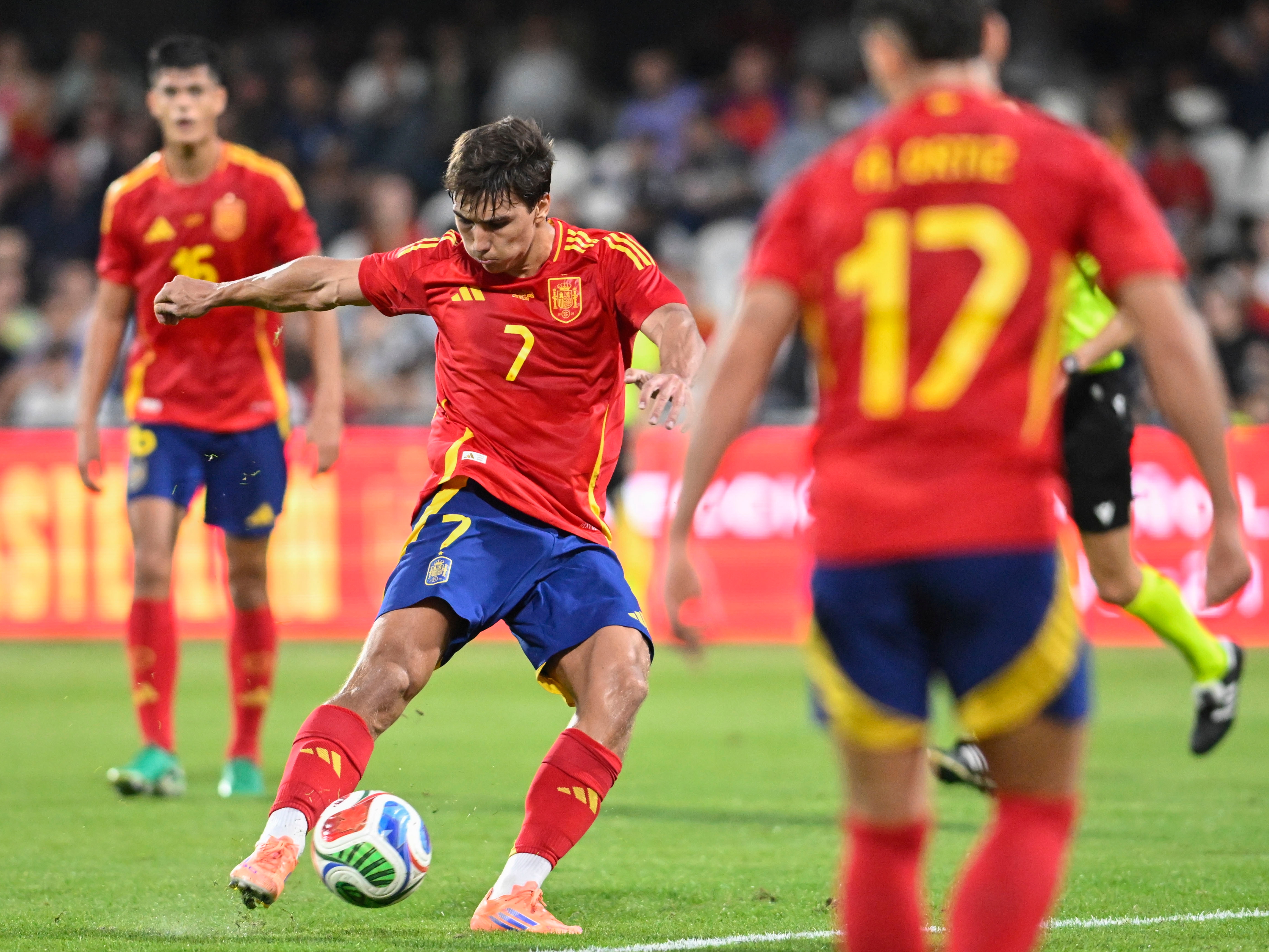 CASTELLÓN (COMUNIDAD VALENCIANA), 14/10/2025.- El jugador español Gonzalo García pelea un balón ante el jugador de Finlandia Samuli Miettinen (d) este martes, durante el partido de la tercera jornada de la fase clasificatoria para el Europeo 2027 que disputan las selecciones sub-21 de España y Finlandia en el estadio SkyFi Castalia de Castellón. EFE/ Andreu Esteban
