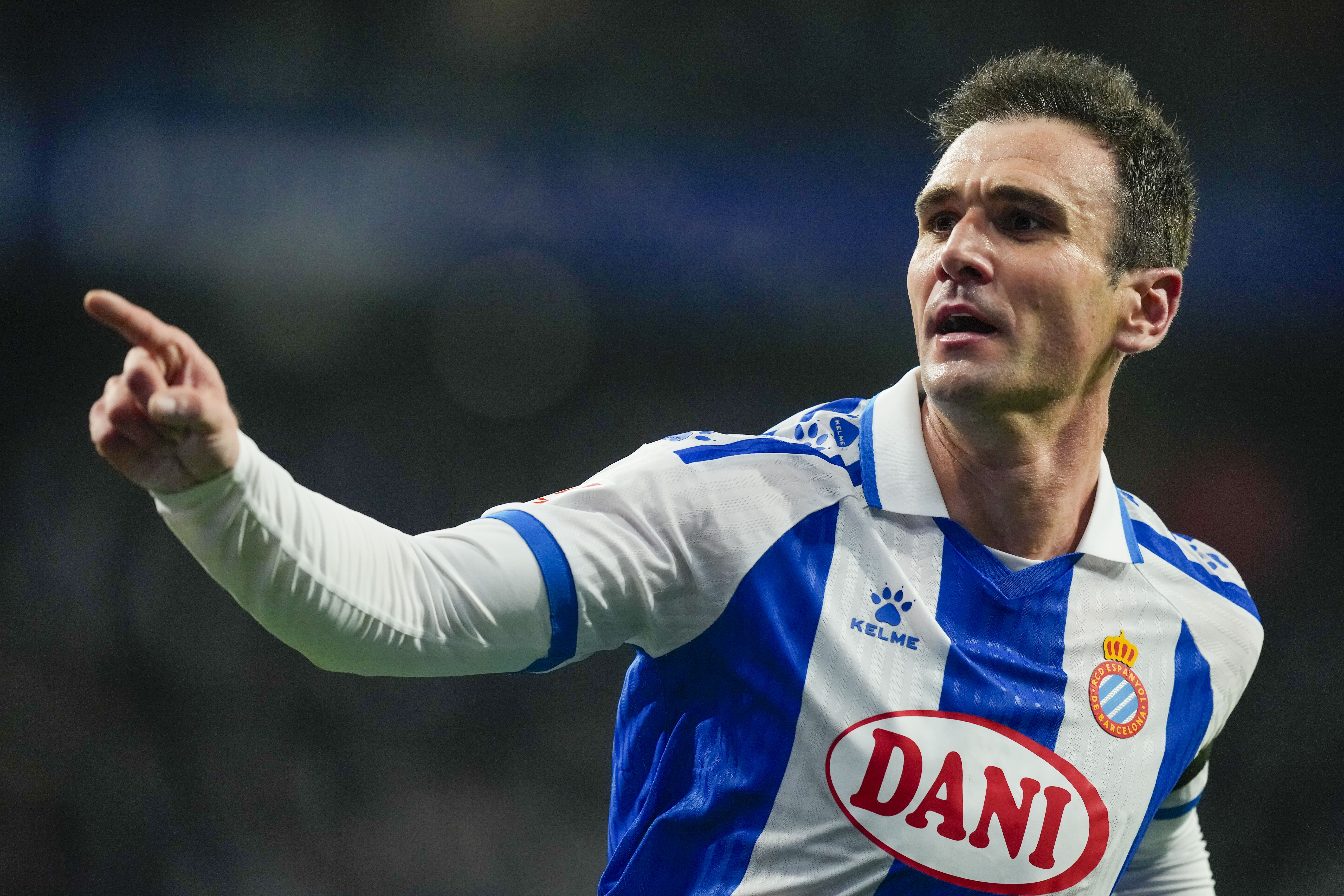 CORNELLÁ EL PRAT (BARCELONA), 09/03/2026.- El delantero centro del Espanyol Kike García celebra tras conseguir el 1-1 del empate durante el partido de la jornada 27 de LaLiga que RCD Espanyol y Real Oviedo disputan hoy lunes en el RCDE Stadium. EFE/Enric Fontcuberta

