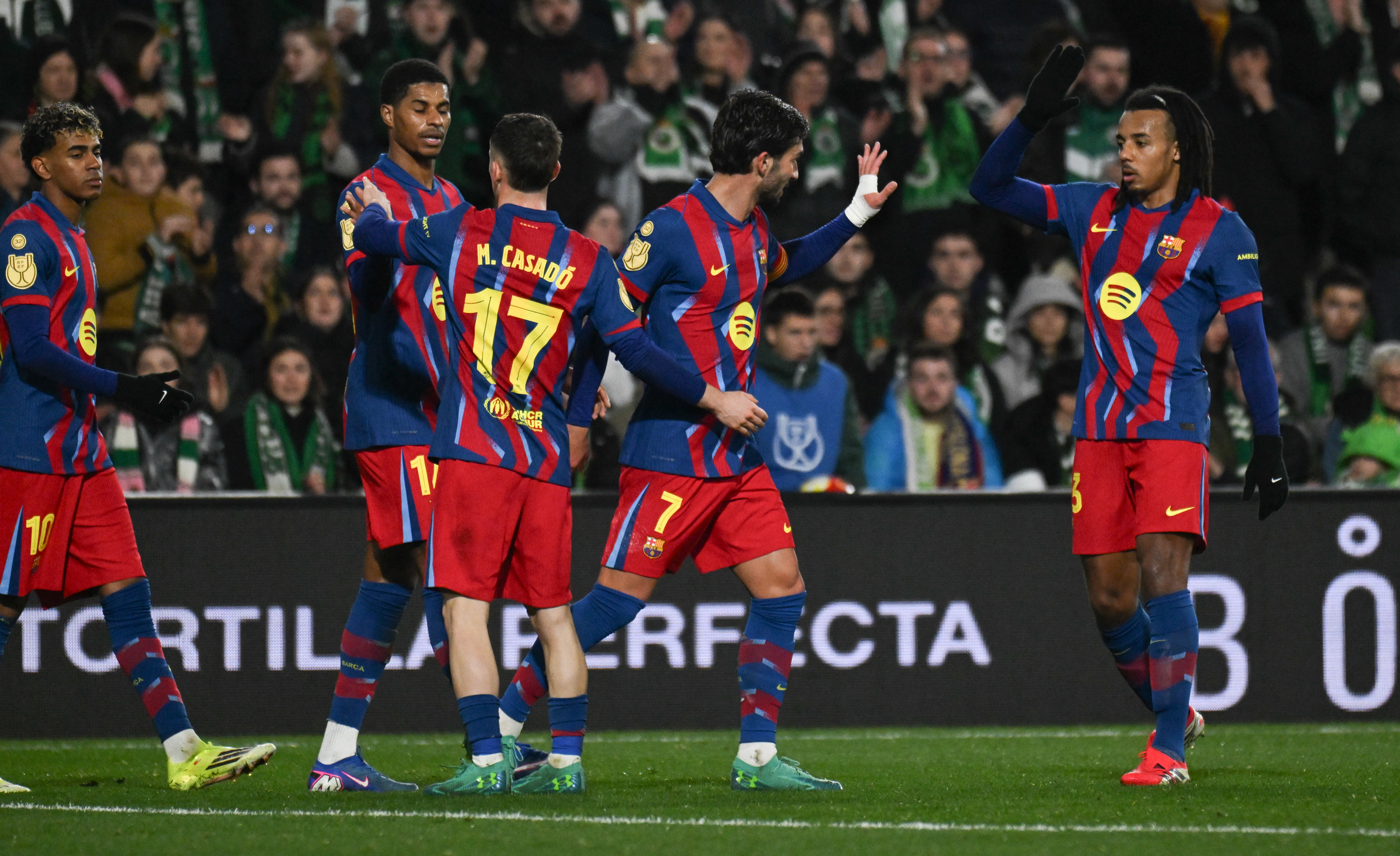 Ferran Torres celebra el tanto con sus compañeros.