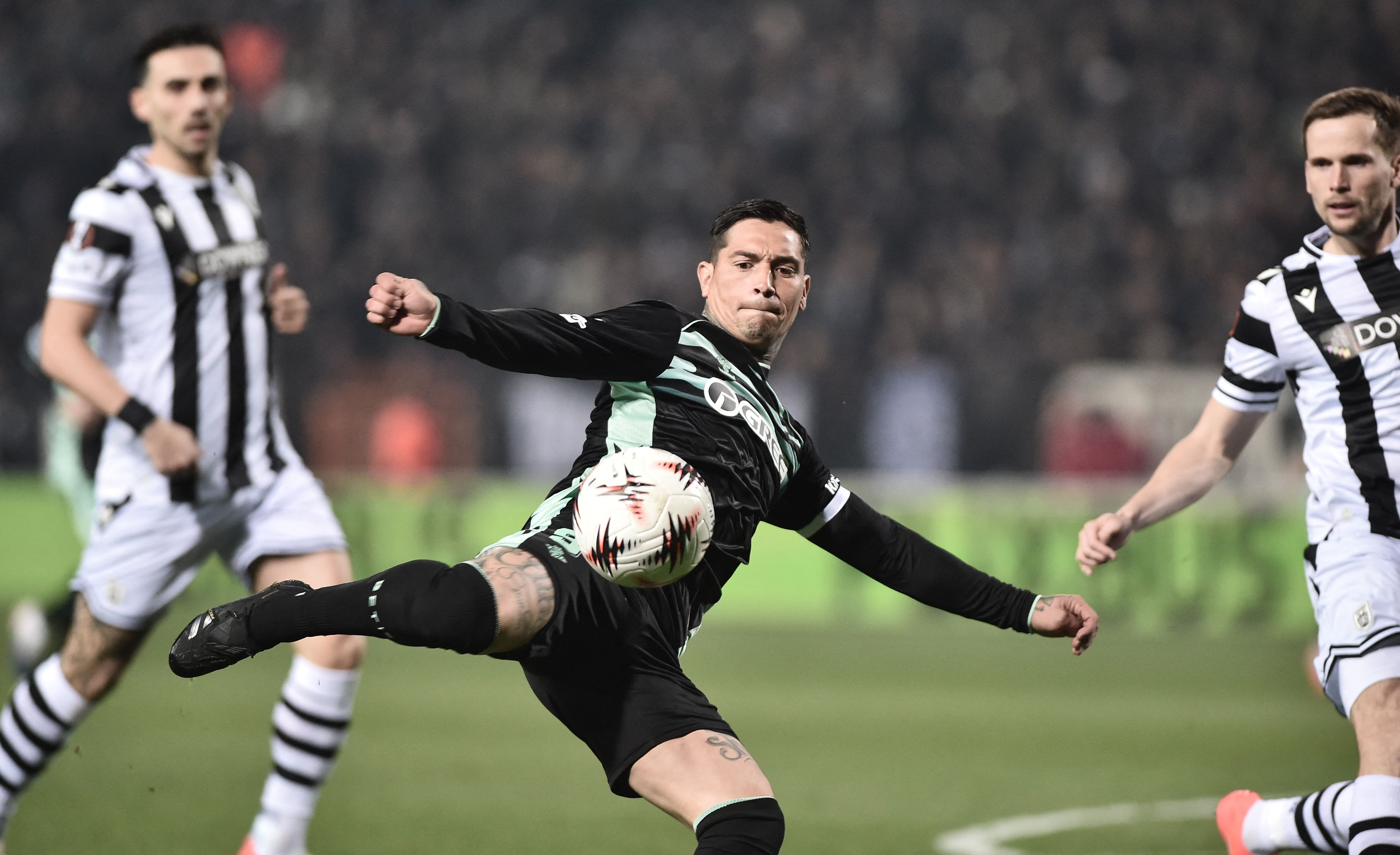 Real Betis Argentinean forward #9 Chimy Avila (C) kicks the ball during the Europa League 1st round day 7 football match between PAOK and Real Betis at Toumba stadium in Thessaloniki on January 22, 2026. (Photo by Sakis Mitrolidis / AFP)