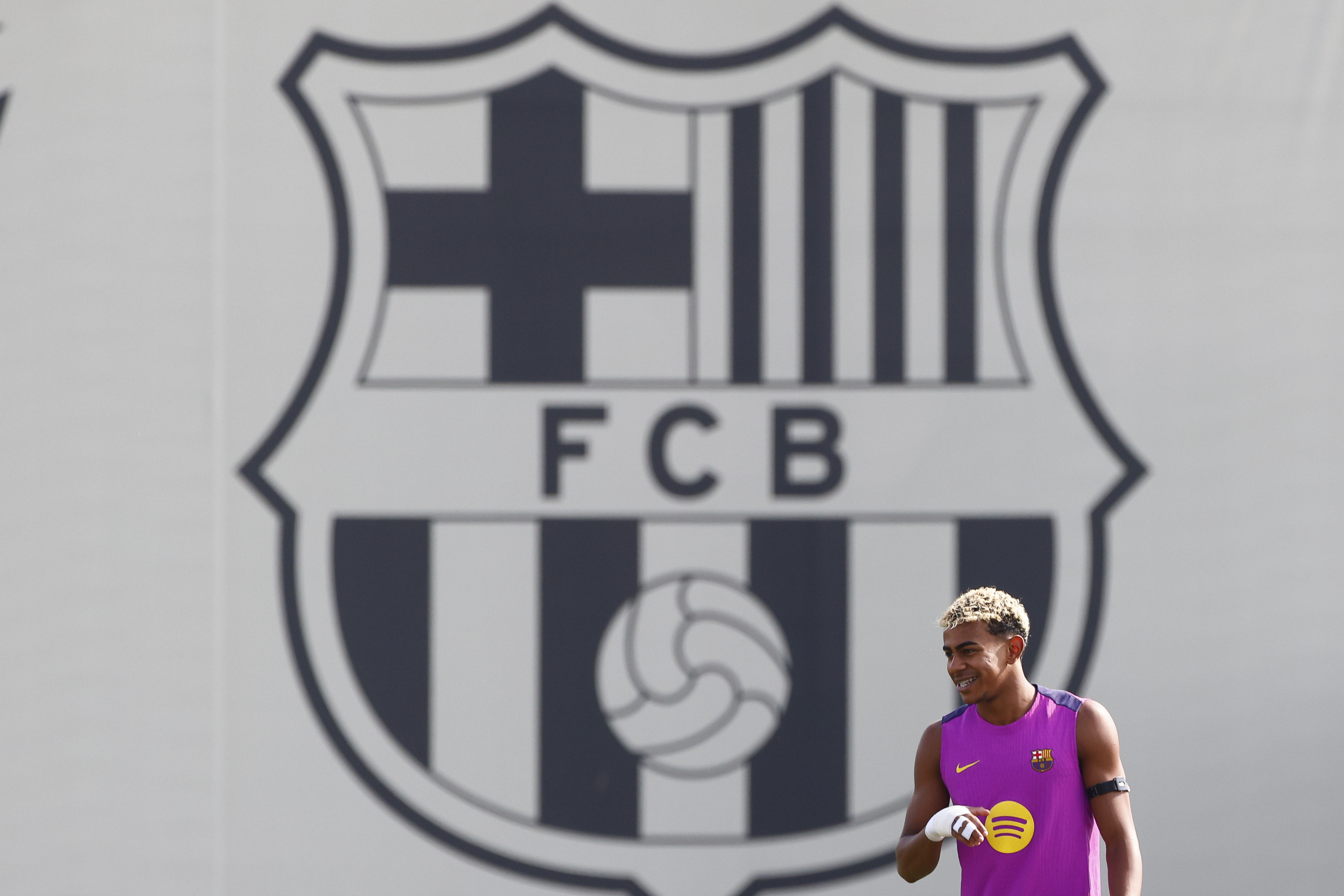 Sant Joan Despí (Barcelona), 27/09/2025.- El delantero del FC Barcelona Lamine Yamal, durante el entrenamiento del primer equipo en las instalaciones de Sant Joan Despí previo al partido de mañana de la séptima jornada de LaLiga EA Sports contra la Real Sociedad. EFE/Quique García
