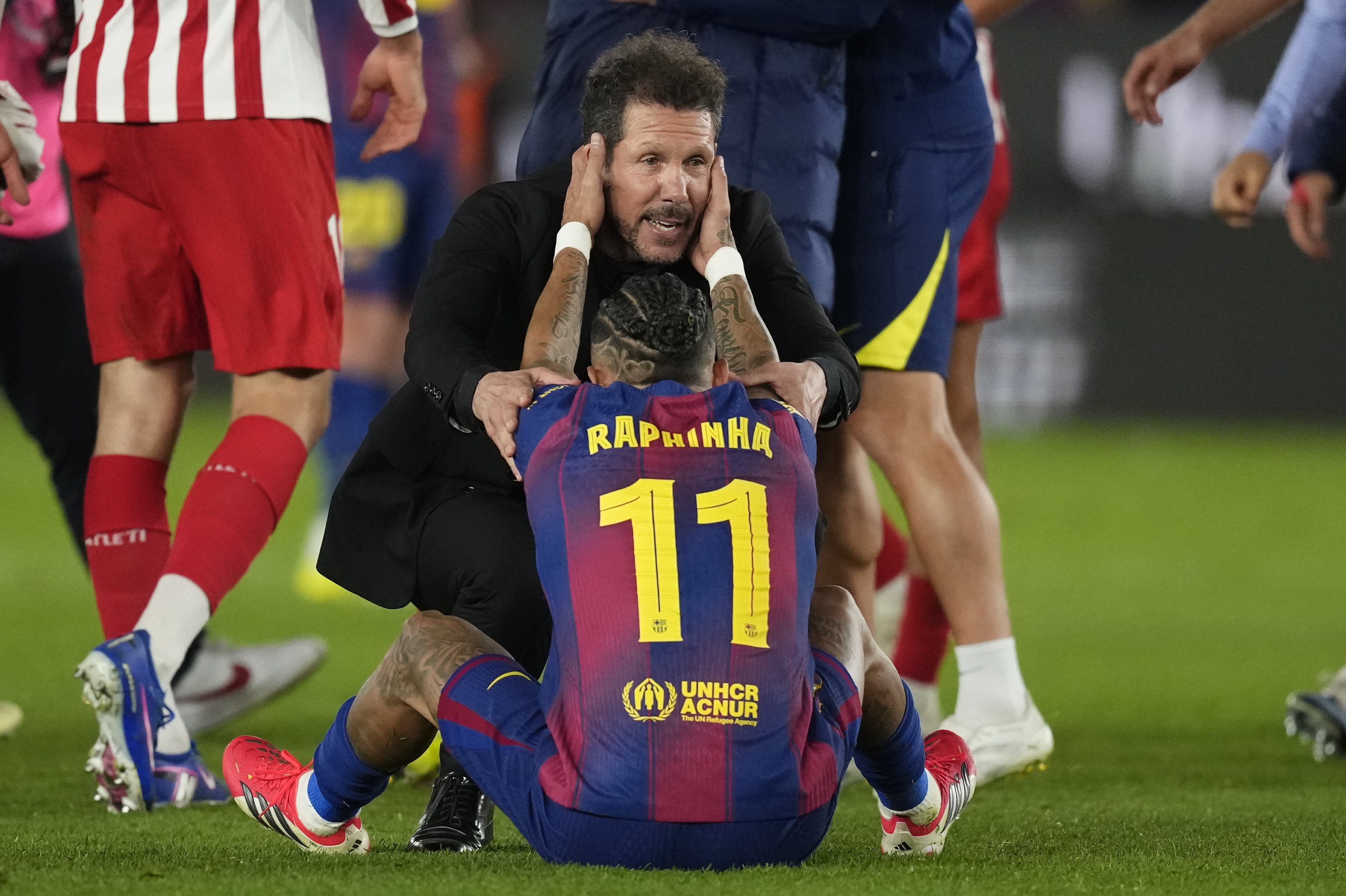 BARCELONA, 03/03/2026.- El delantero del FC Barcelona Raphinha y el técnico del Atlético de Madrid Simeone a la finalización del partido de vuelta de las semifinales de la Copa del Rey que FC Barcelona y Atlético de Madrid han disputado este martes en el Camp Nou. EFE/Enric Fontcuberta.
