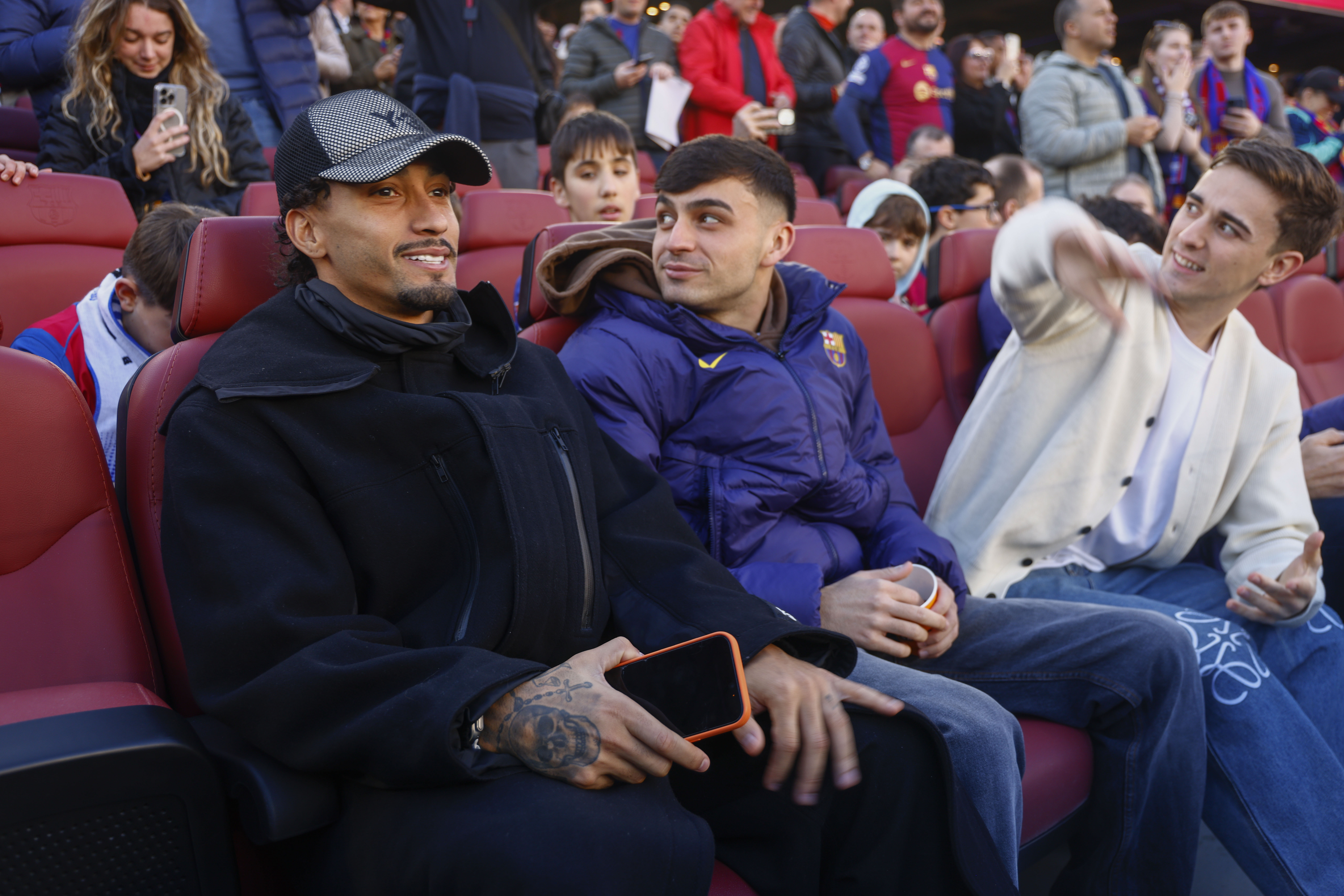 Los jugadores del Barcelona Raphinha, Gavi y Pedri en la grada durante el partido de LaLiga de fútbol entre el Barcelona y el Mallorca.