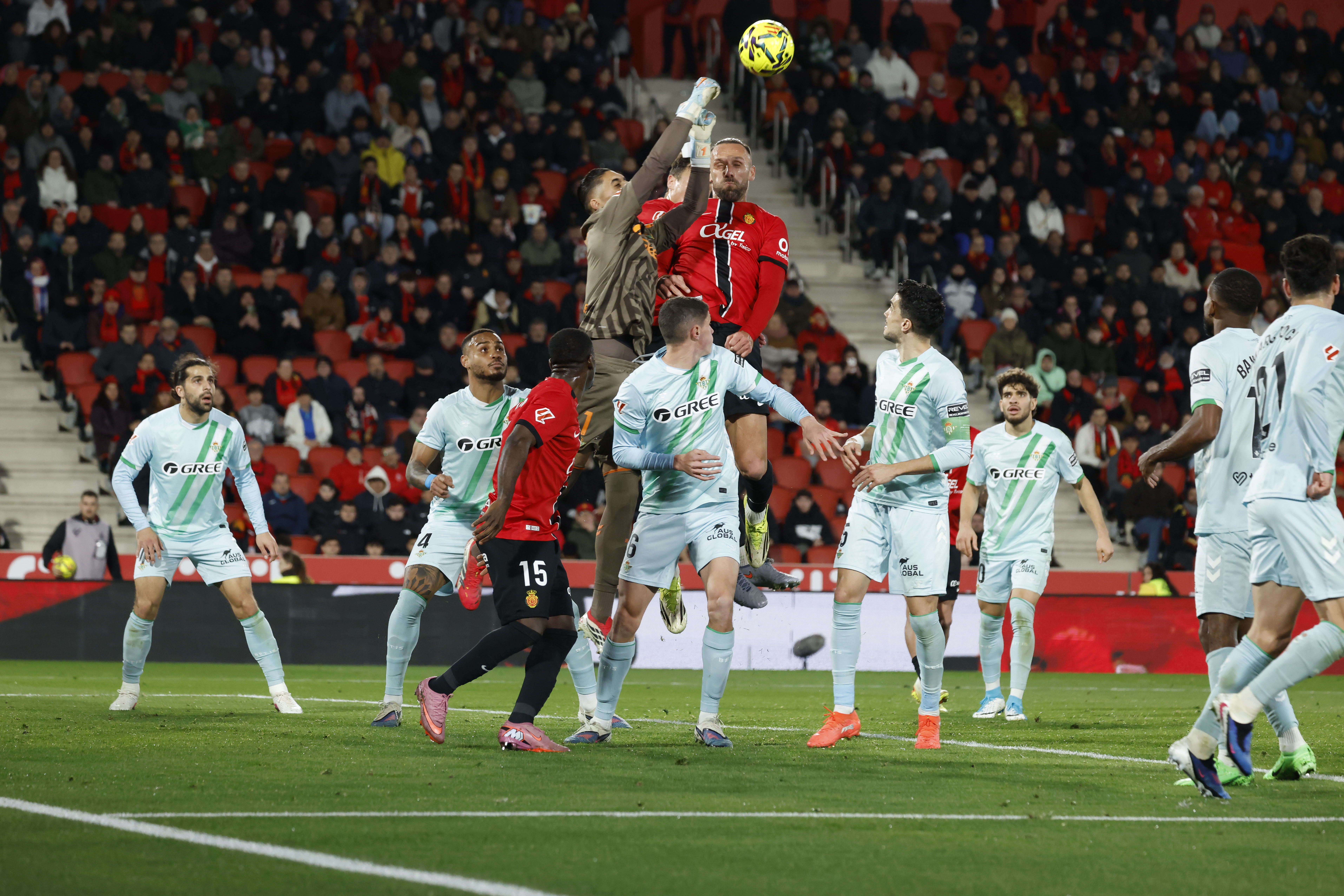 PALMA, 15/02/2026.- El delantero del Mallorca Vedat Muriqi (c-d) salta por el balón con Álvaro Vallés (c-i), guardameta del Betis, durante el partido de la jornada 24 de LaLiga que RCD Mallorca y Real Betis disputan hoy domingo en el estadio de Son Moix. EFE/CATI CLADERA
