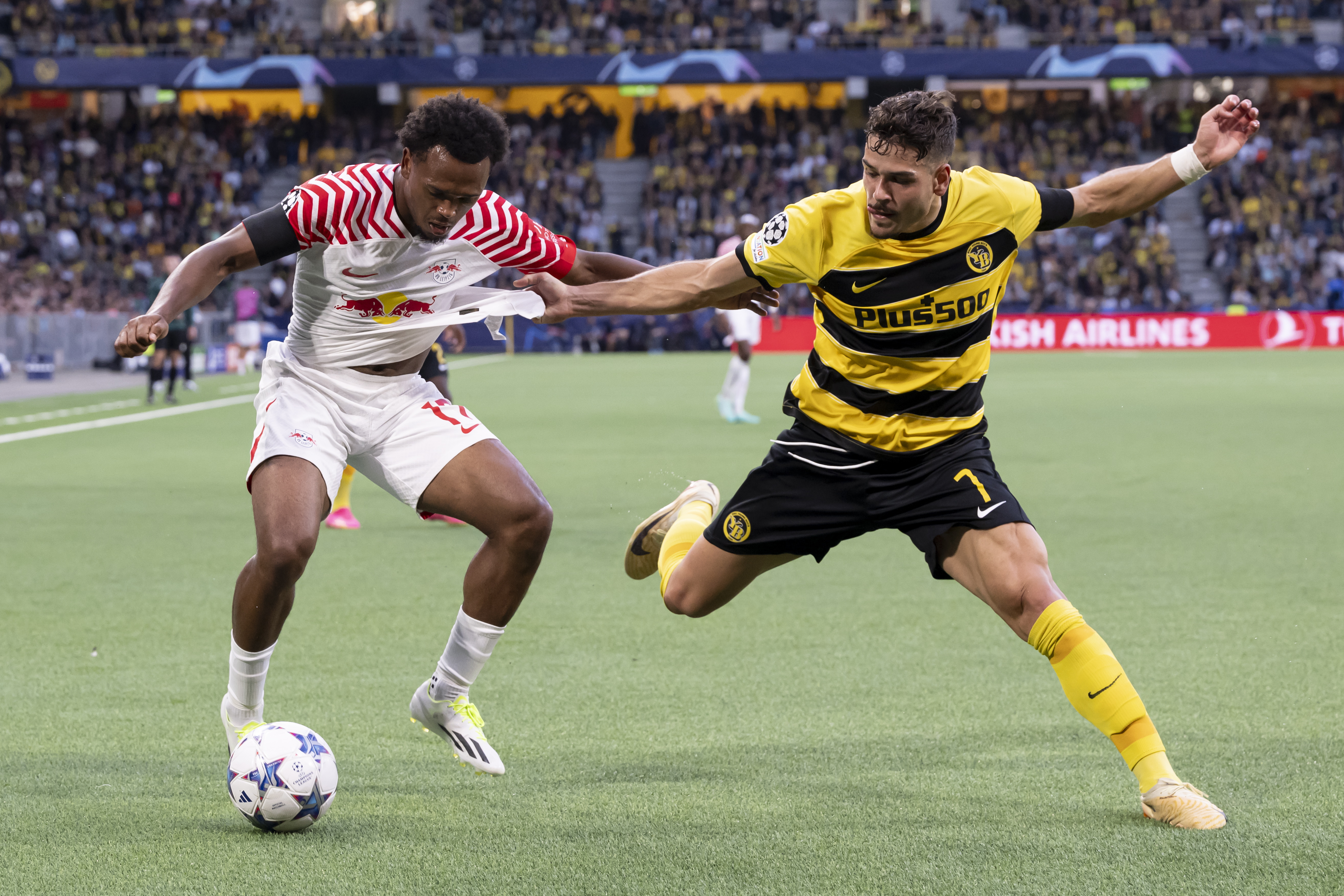 Bern (Switzerland Schweiz Suisse), 19/09/2023.- RB Leipzig's Lois Openda (L) fights for the ball against YB's Filip Ugrinic during the UEFA Champions League group G soccer match between BSC Young Boys and RB Leipzig at the Wankdorf stadium, in Bern, Switzerland, 19 September 2023. (Liga de Campeones, Suiza) EFE/EPA/ANTHONY ANEX
