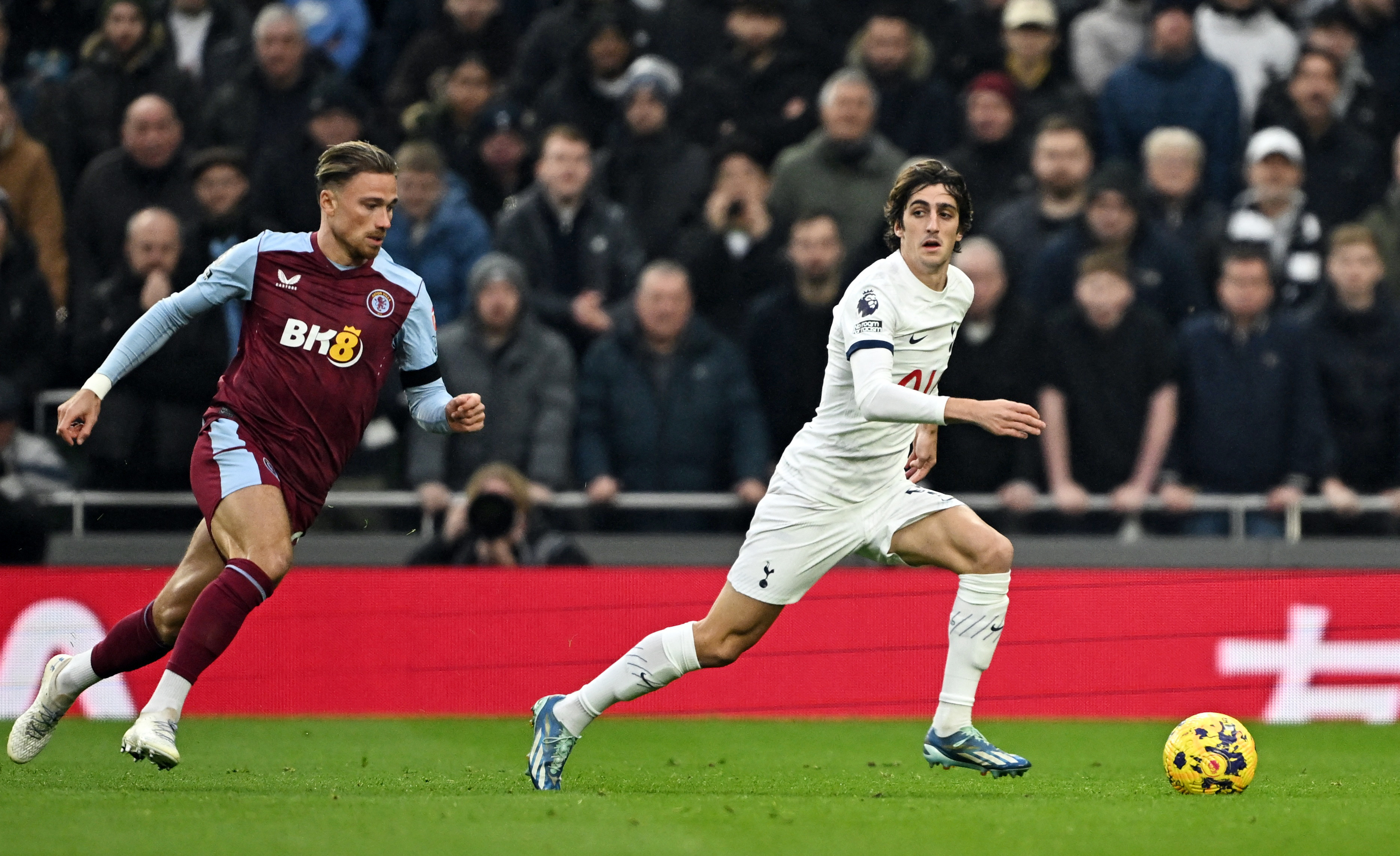 Soccer Football - Premier League - Tottenham Hotspur v Aston Villa - Tottenham Hotspur Stadium, London, Britain - November 26, 2023 Tottenham Hotspur's Bryan Gil in action with Aston Villa's Matty Cash REUTERS/Dylan Martinez NO USE WITH UNAUTHORIZED AUDIO, VIDEO, DATA, FIXTURE LISTS, CLUB/LEAGUE LOGOS OR 'LIVE' SERVICES. ONLINE IN-MATCH USE LIMITED TO 45 IMAGES, NO VIDEO EMULATION. NO USE IN BETTING, GAMES OR SINGLE CLUB/LEAGUE/PLAYER PUBLICATIONS.