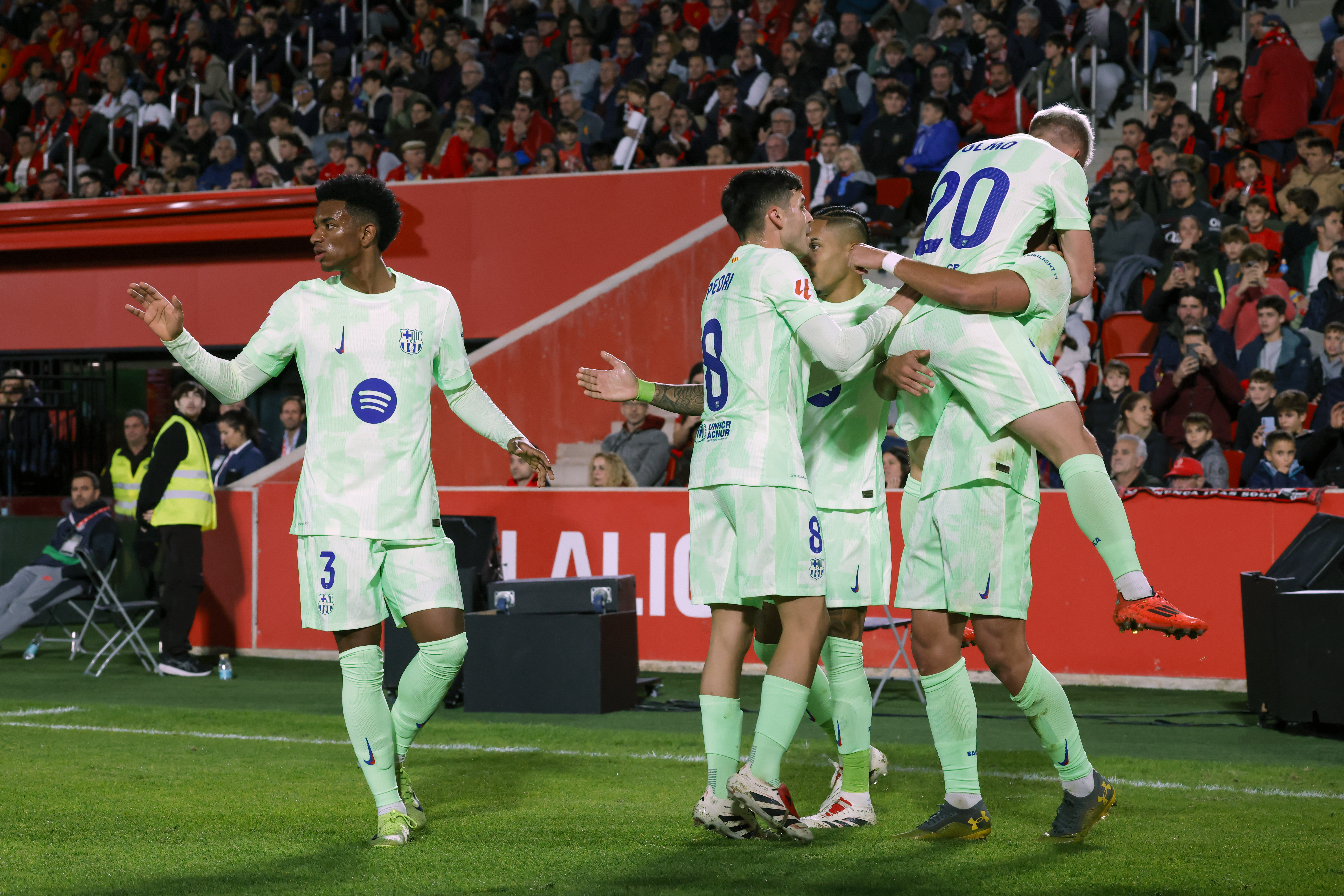 PALMA DE MALLORCA, 03/12/2024.- El delantero del Barcelona Ferran Torres celebra tras anotar un gol con sus compa?eros durante un partido de la jornada 19 de LaLiga EA Sports, entre el RCD Mallorca y FC Barcelona, este martes, en el estadio de Son Moix de Palma de Mallorca. EFE/ CATI CLADERA
