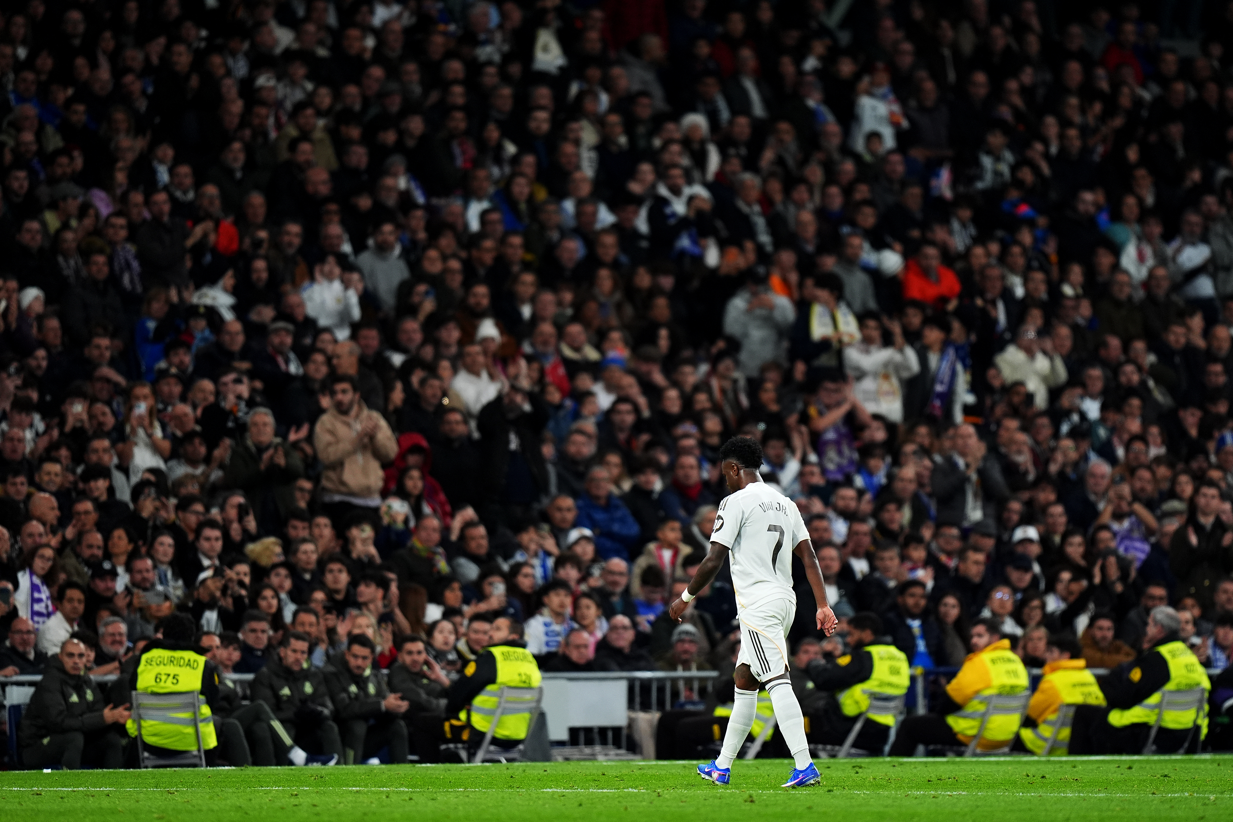 Pasaban los 84 minutos de encuentro cuando el jugador brasileño del Real Madrid fue sustituido en reemplazo de Gonzalo. La grada del Bernabéu la emprendió contra él. Durante su caminata hacia el banquillo, una que protagonizó sin hacer gestos. Serio, casi al margen de lo que estaba sucediendo; aunque eso era imposible. Hubo pitada. Y fue como ninguna.