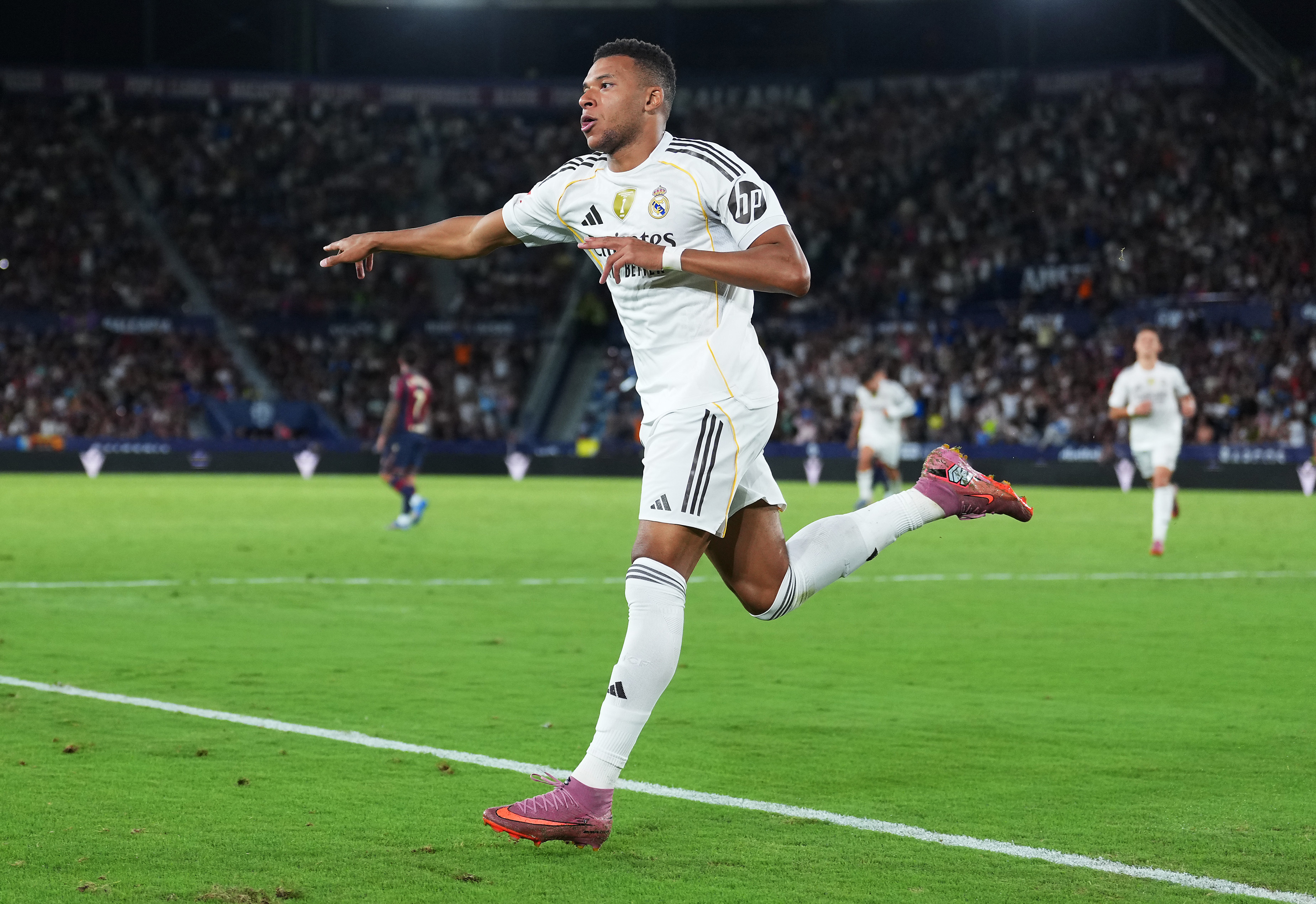 El francés se ha hecho con un sitio fijo en los once de la semana. Se agotan los calificativos para definir a un jugador que lo mismo marca cuando su equipo domina como se encarga de subirse el equipo a la espalda y liderar una victoria. Un día más en la oficina para el crack madridista.