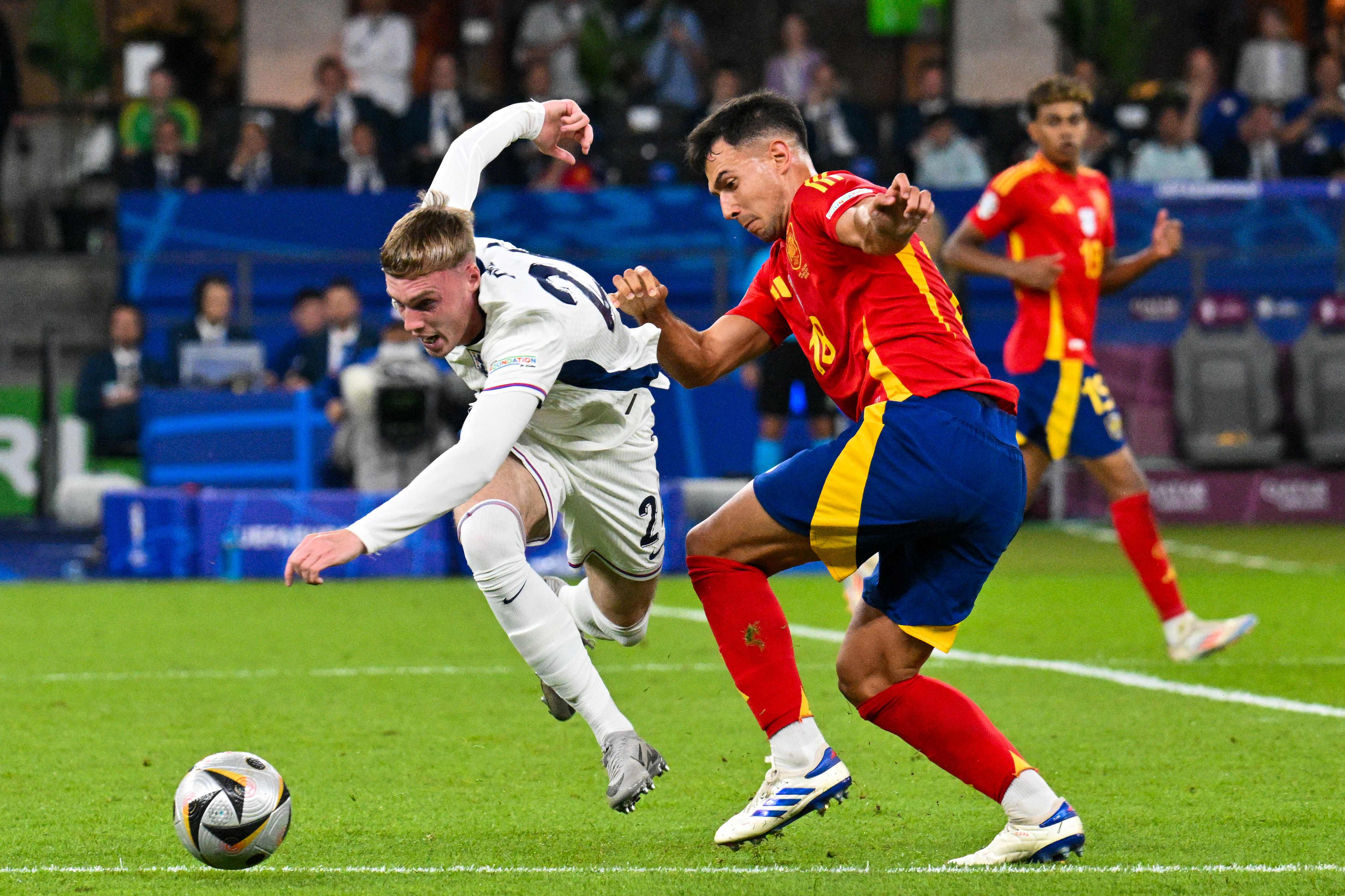 England's midfielder #24 Cole Palmer (L) fights for the ball with Spain's midfielder #18 Martin Zubimendi during the UEFA Euro 2024 final football match between Spain and England at the Olympiastadion in Berlin on July 14, 2024. (Photo by Jewel SAMAD / AFP)