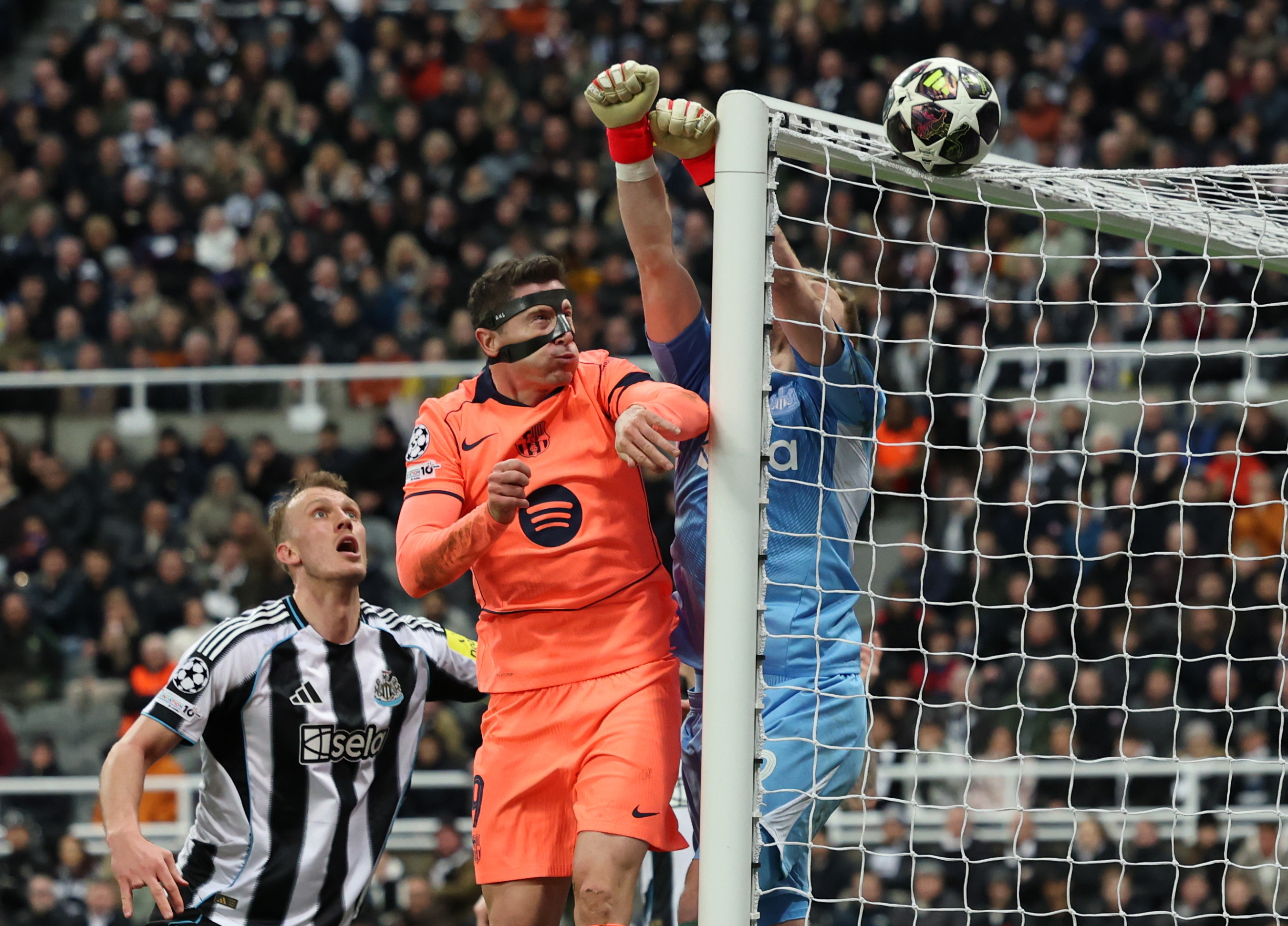 NEWCASTLE (United Kingdom), 10/03/2026.- Robert Lewandowski of Barcelona (C) and goalkeeper Aaron Ramsdale of Newcastle United (R) in action during the UEFA Champions League Round of 16 first leg match between Newcastle United and FC Barcelona, in Newcastle, Britain, 10 March 2026. (Liga de Campeones, Reino Unido) EFE/EPA/ADAM VAUGHAN

