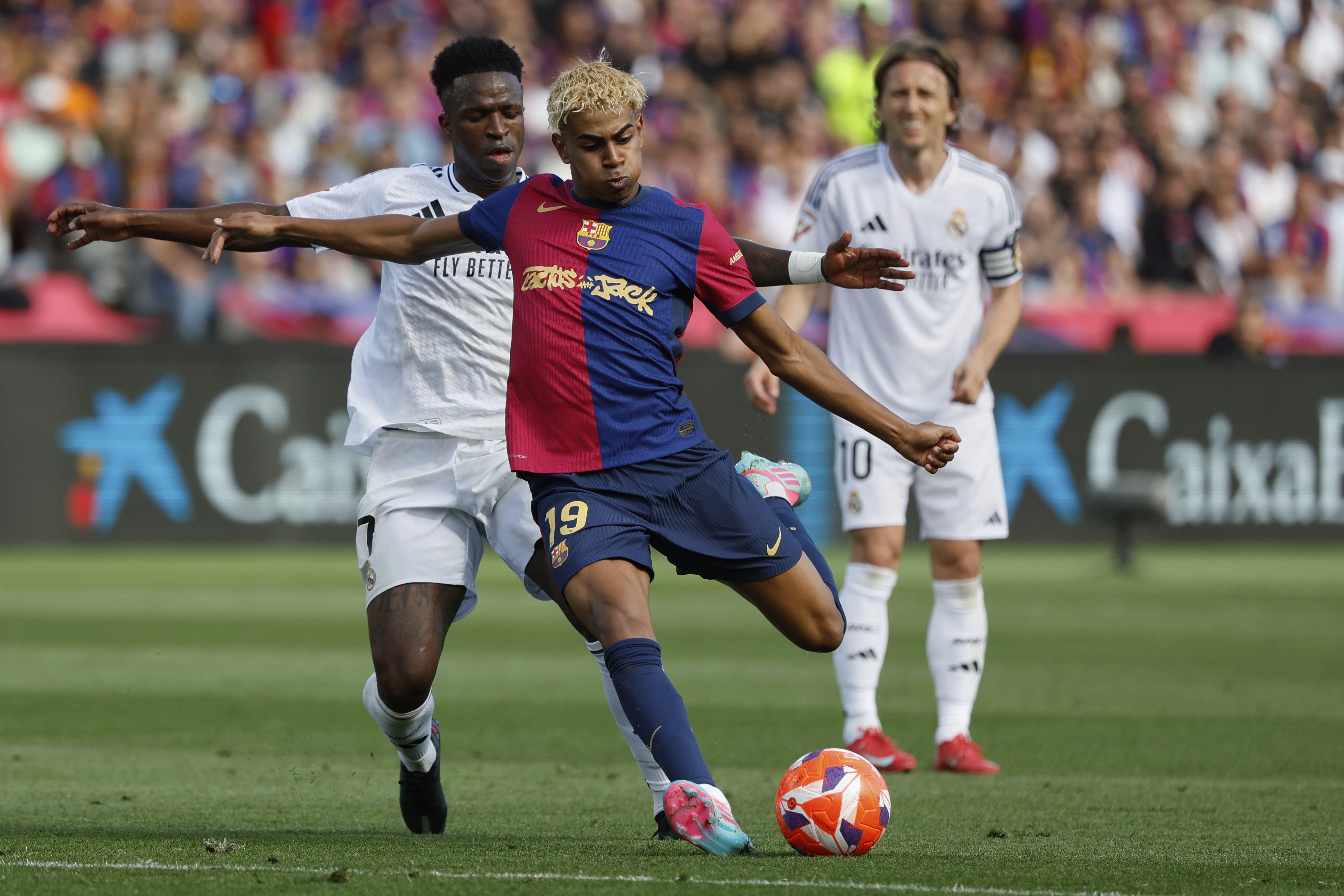 Barcelona's Lamine Yamal shoots in front of Real Madrid's Vinicius Junior during the La Liga soccer match between Barcelona and Real Madrid in Barcelona, Spain, Sunday, May 11, 2025. AP Photo/Joan Monfort)