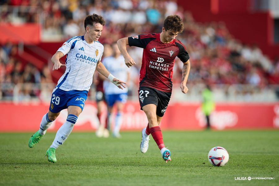 Joel Roca se estrenó como titular en el Mirandés.