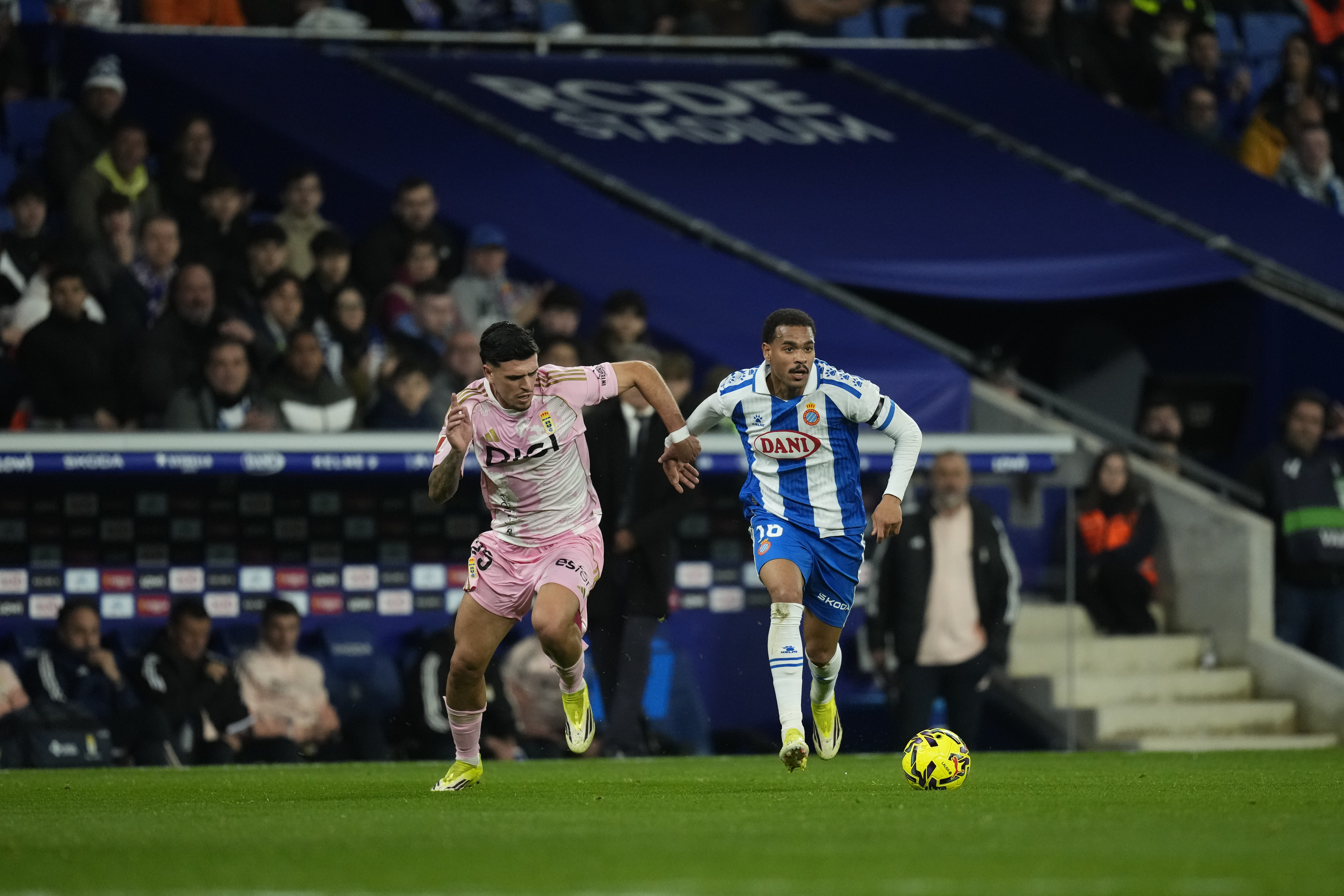 CORNELLÁ EL PRAT (BARCELONA), 09/03/2026.- El centrocampista belga del Espanyol Cyril Ngonge (d) lucha con Javi López, del Oviedo, durante el partido de la jornada 27 de LaLiga que RCD Espanyol y Real Oviedo disputan hoy lunes en el RCDE Stadium. EFE/Enric Fontcuberta

