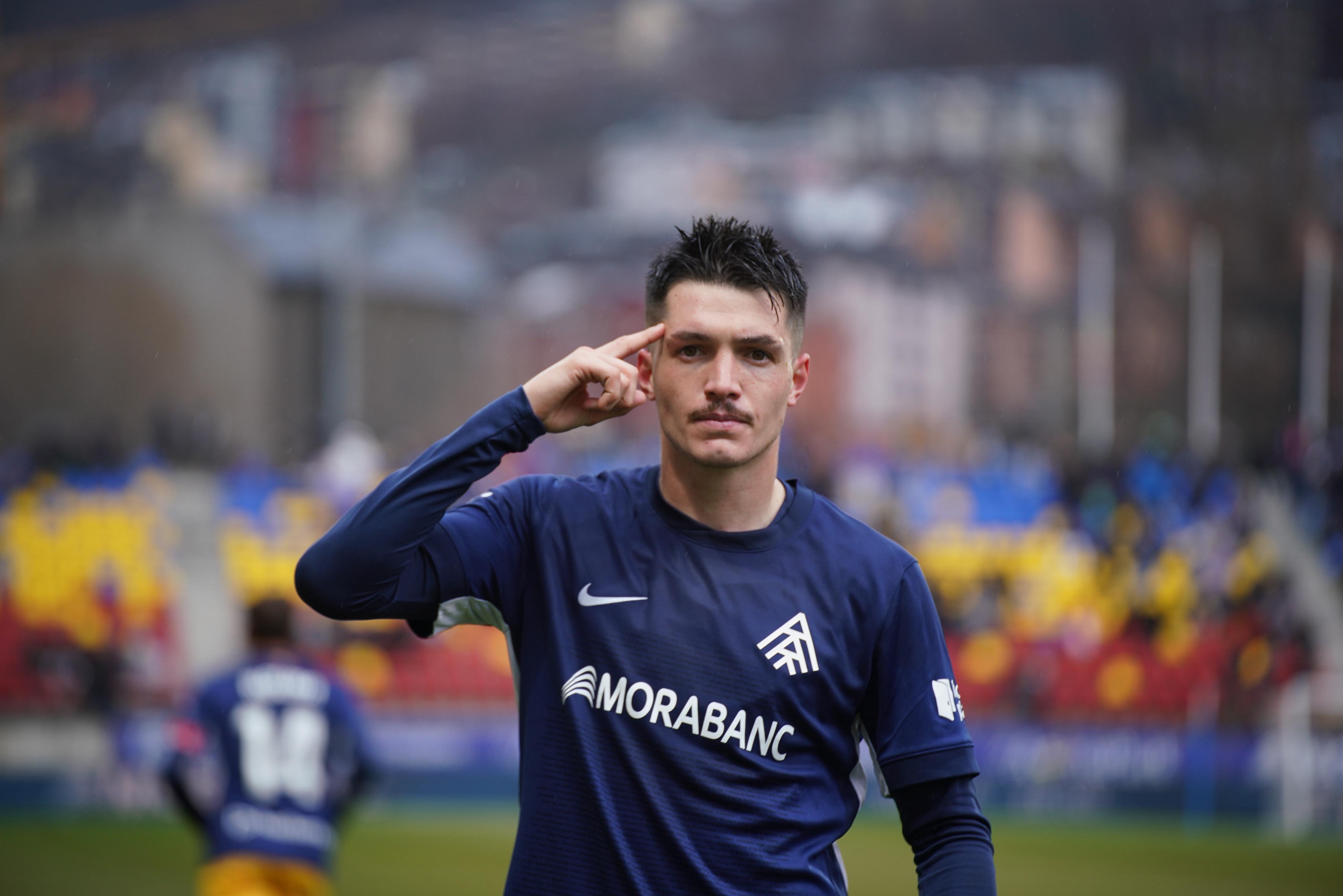 Lautaro se come el turrón del Depor