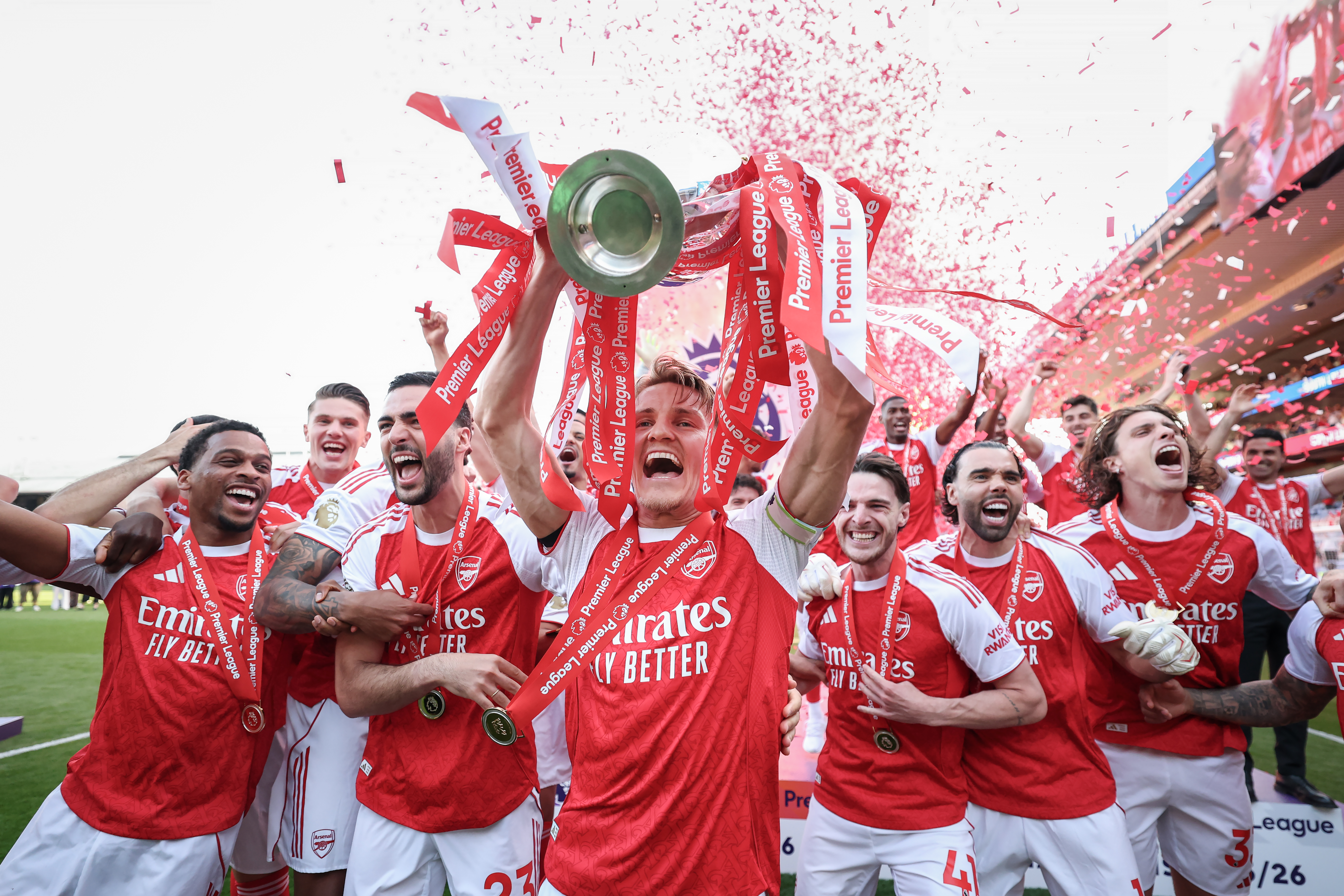 LONDON, ENGLAND - MAY 24: Martin Odegaard of Arsenal lifts the Premier League trophy during the Premier League match between Crystal Palace and Arsenal at Selhurst Park on May 24, 2026 in London, England. (Photo by Michael Regan/Getty Images For Premier League) REPORTAJE MARTA 