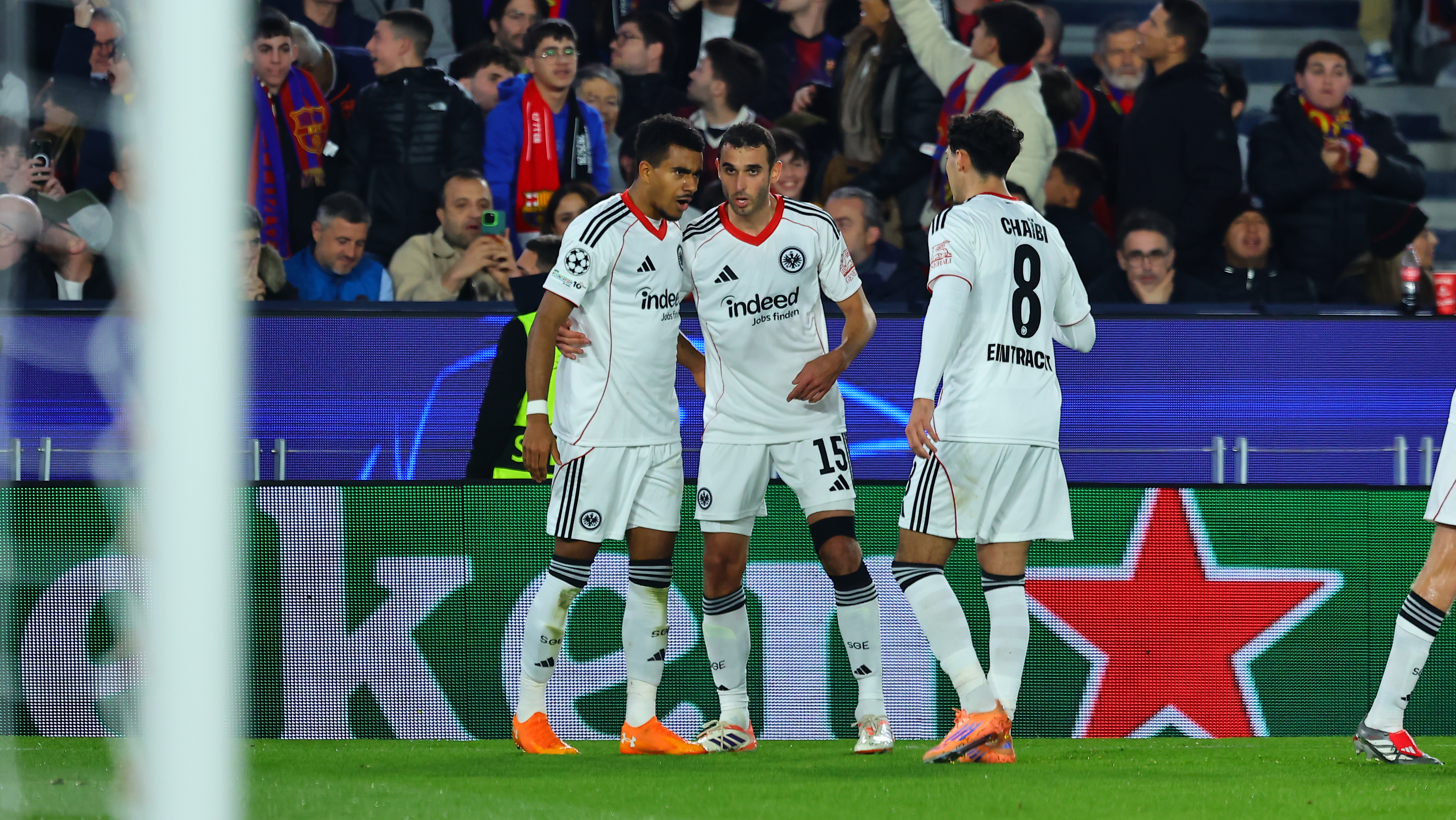 Jugadores del Eintracht celebran un gol.