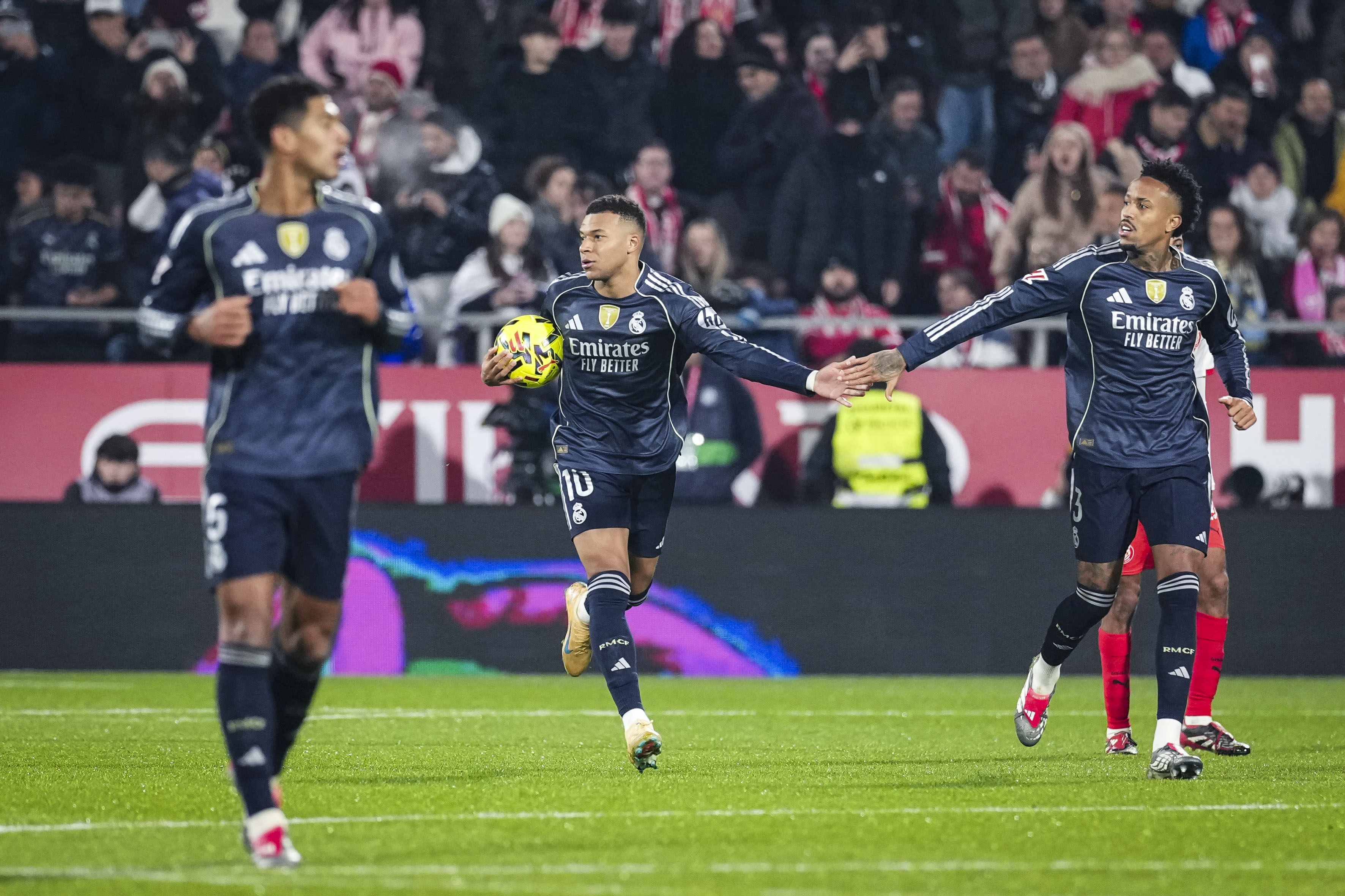 GIRONA, 30/11/2025.- El delantero francés del Real Madrid, Kylian Mbappé (c), tras conseguir el primer gol del equipo madridista durante el encuentro correspondiente a la jornada 14 de Laliga EA Sports que disputan hoy domingo Girona y Real Madrid en el estadio Montilivi, en Girona. EFE / Siu Wu.
