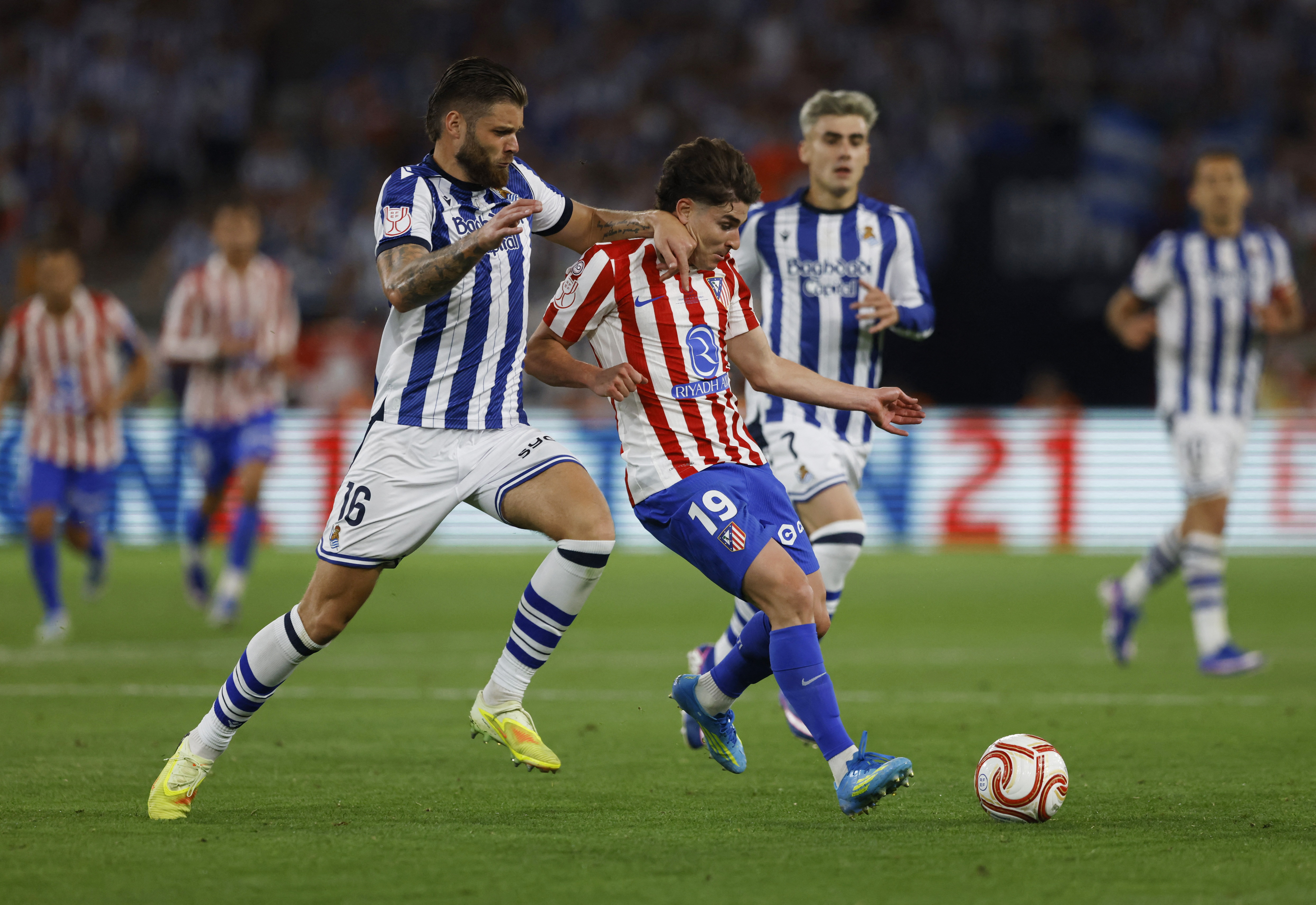 Soccer Football - Copa del Rey - Final - Atletico Madrid v Real Sociedad - Estadio de La Cartuja, Seville, Spain - April 18, 2026 Atletico Madrid's Julian Alvarez in action with Real Sociedad's Duje Caleta-Car REUTERS/Marcelo Del Pozo
