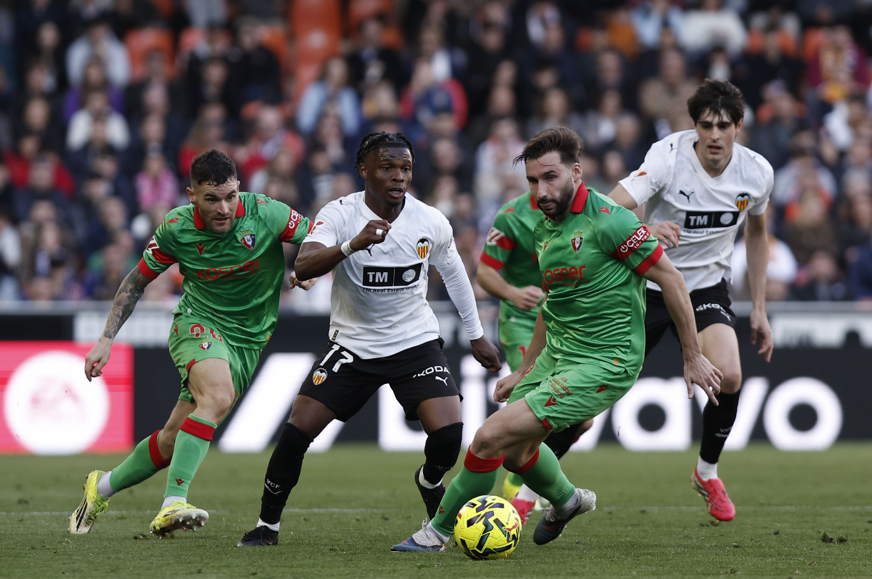 VALENCIA, 01/03/2026.- El defensa del Osasuna Javier Galán (i) y el centrocampista del Valencia Largie Ramazani durante el partido de la jornada 26 de LaLiga entre el Valencia y el Osasuna, este domingo en el estadio de Mestalla en Valencia.-EFE/ Biel Aliño
