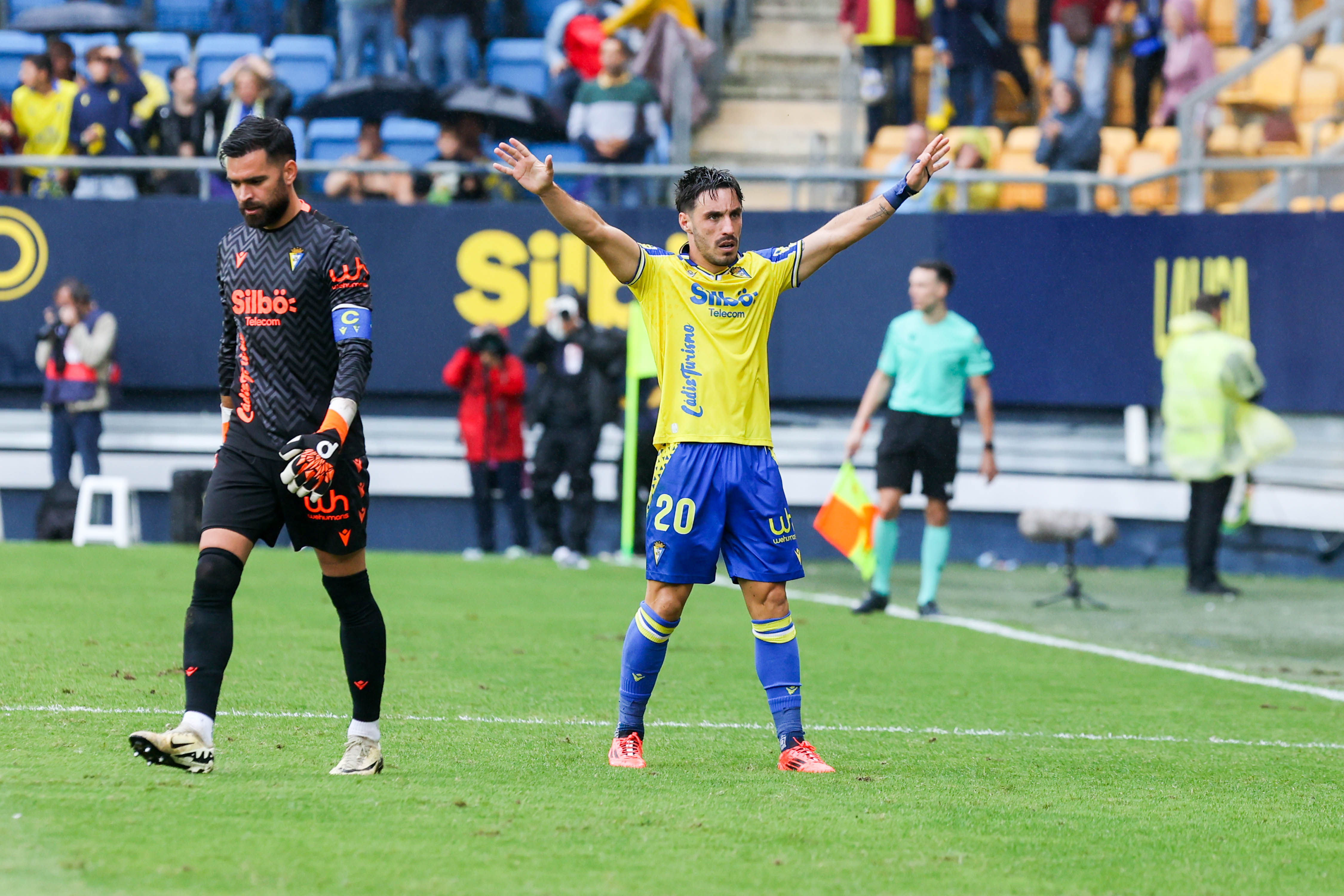 El Cádiz gana y Paco López salva el puesto