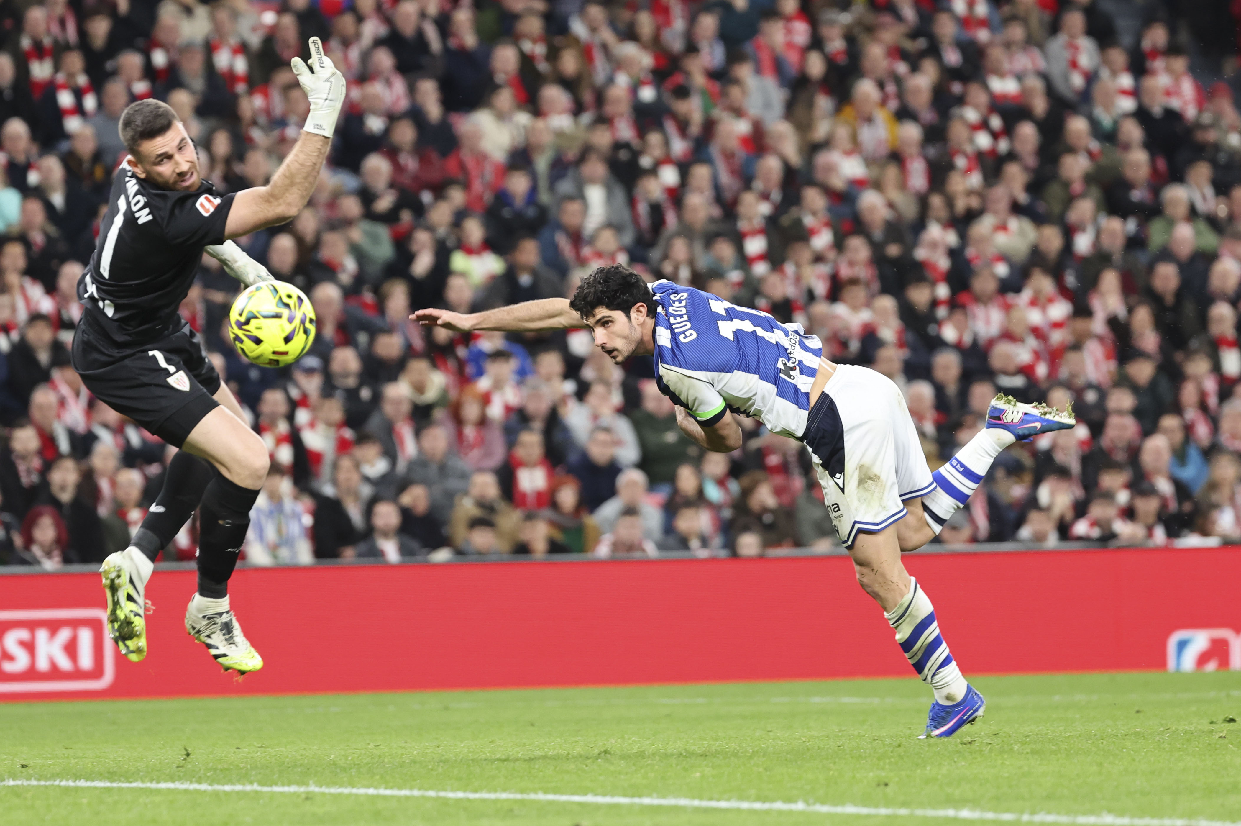 Gonçalo Guedes remata ante Unai Simón.